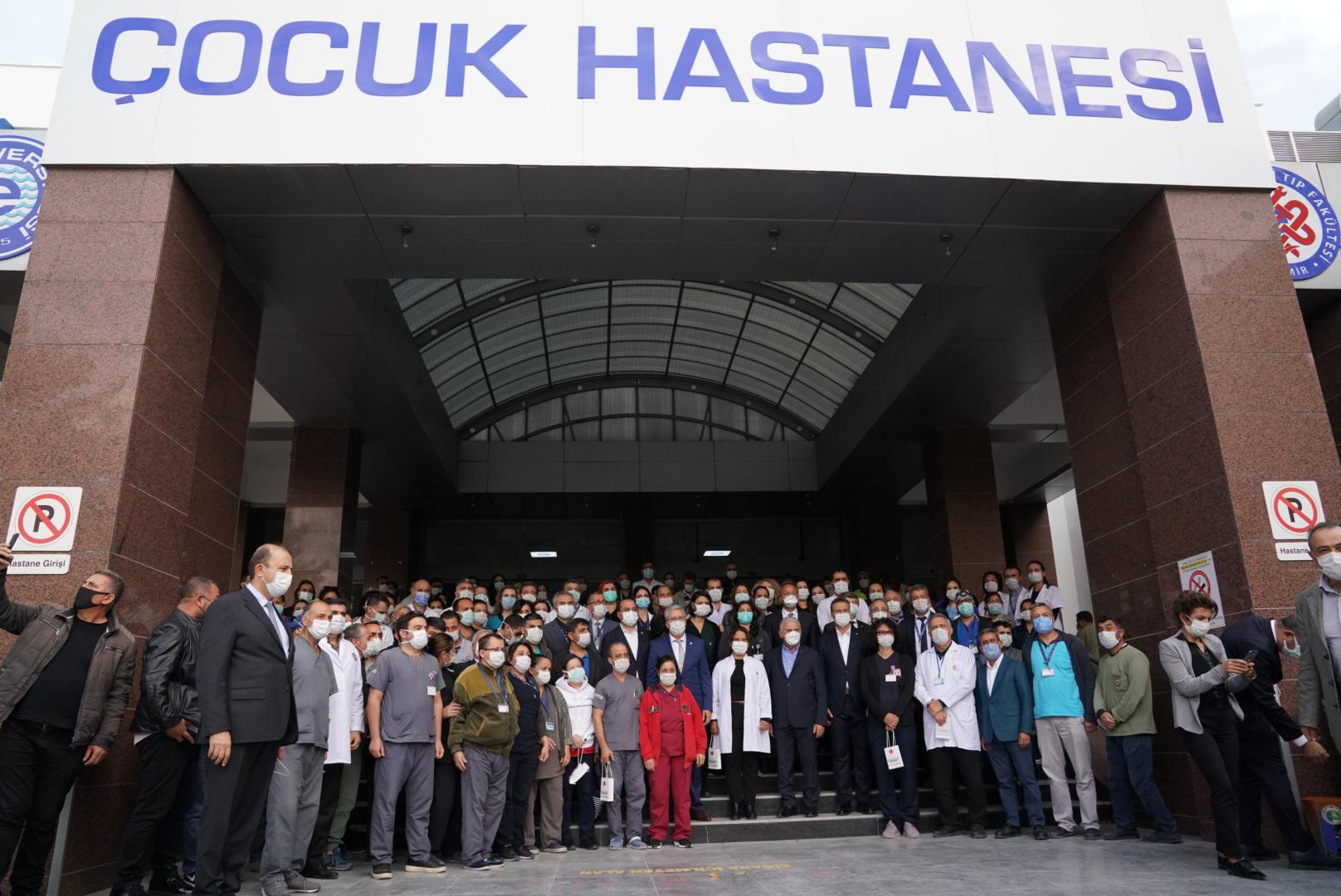 Binali Yıldırım, Ege Üniversitesi Hastanesi’nde sağlık çalışanlarına teşekkür etti
