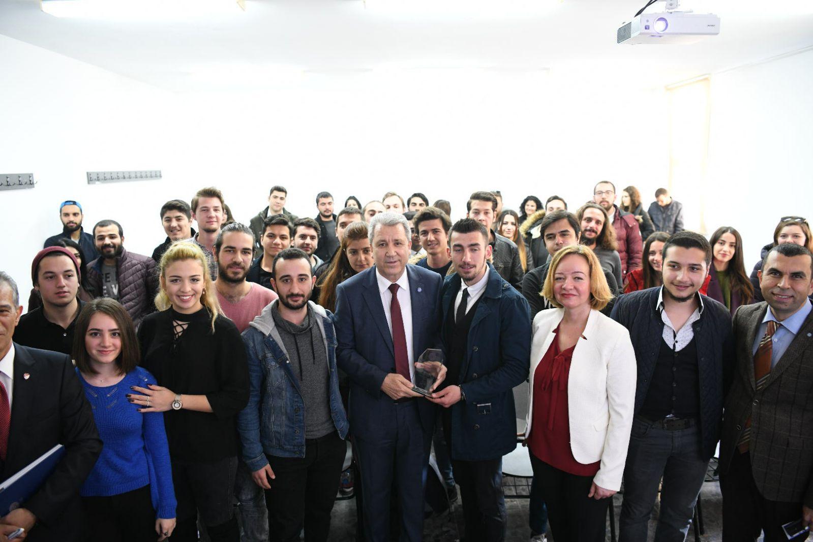 Prof. Dr. Budak Çeşme Turizm ve Otelcilik Yüksekokulu’nda gençlerle buluştu