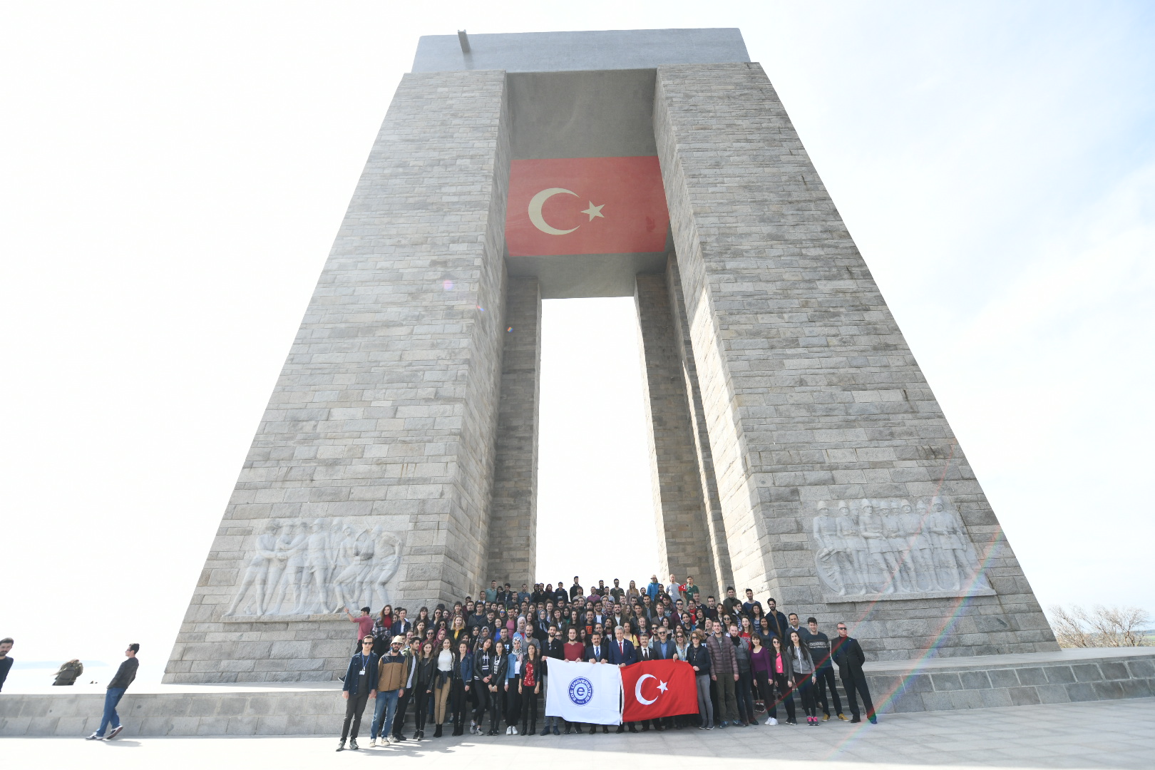 İstiklal Marşı’nın kabulünün 97. yılında Egeli gençlerden Türk Bayrağı koreografisi