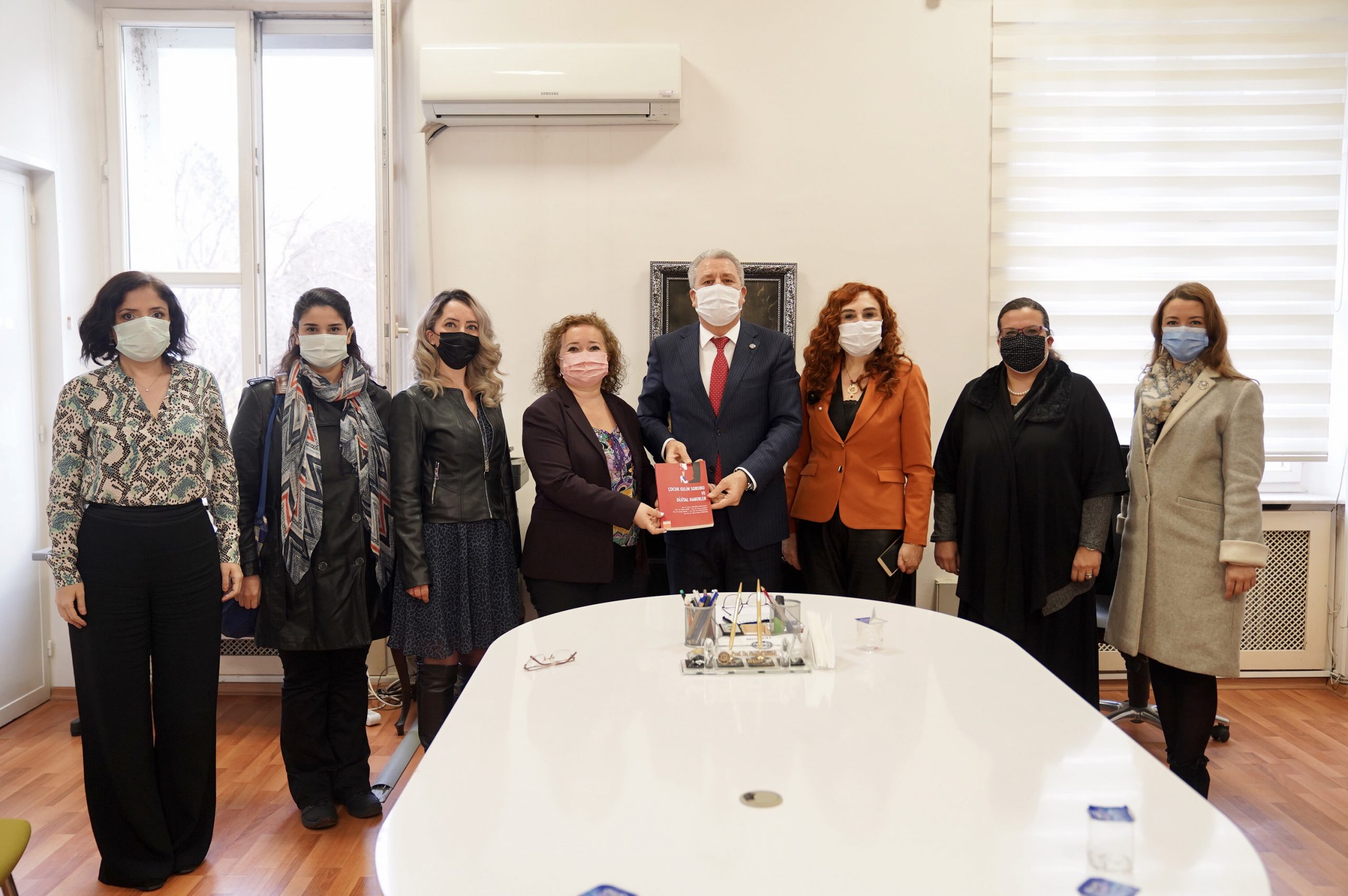 Egeli iletişimcilerden “Çocuk Gelin” sorununa dikkat çeken kitap
