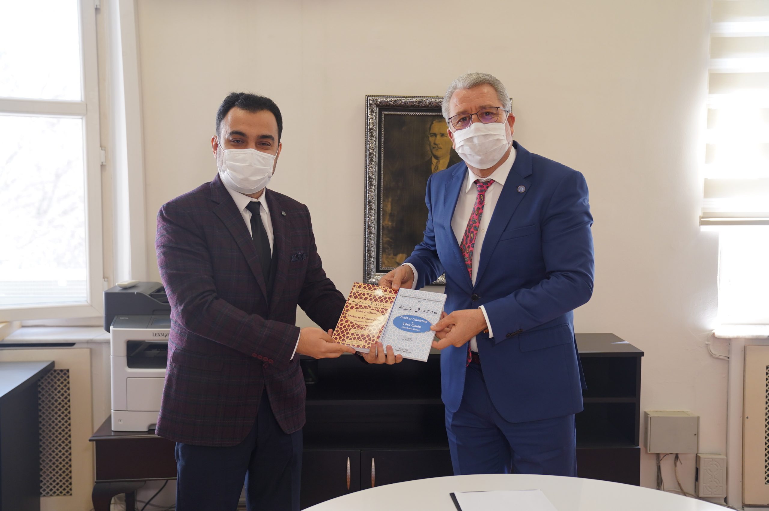 Egeli akademisyen Balkanlardaki Türk kültürünü Azerbaycan’a taşıdı