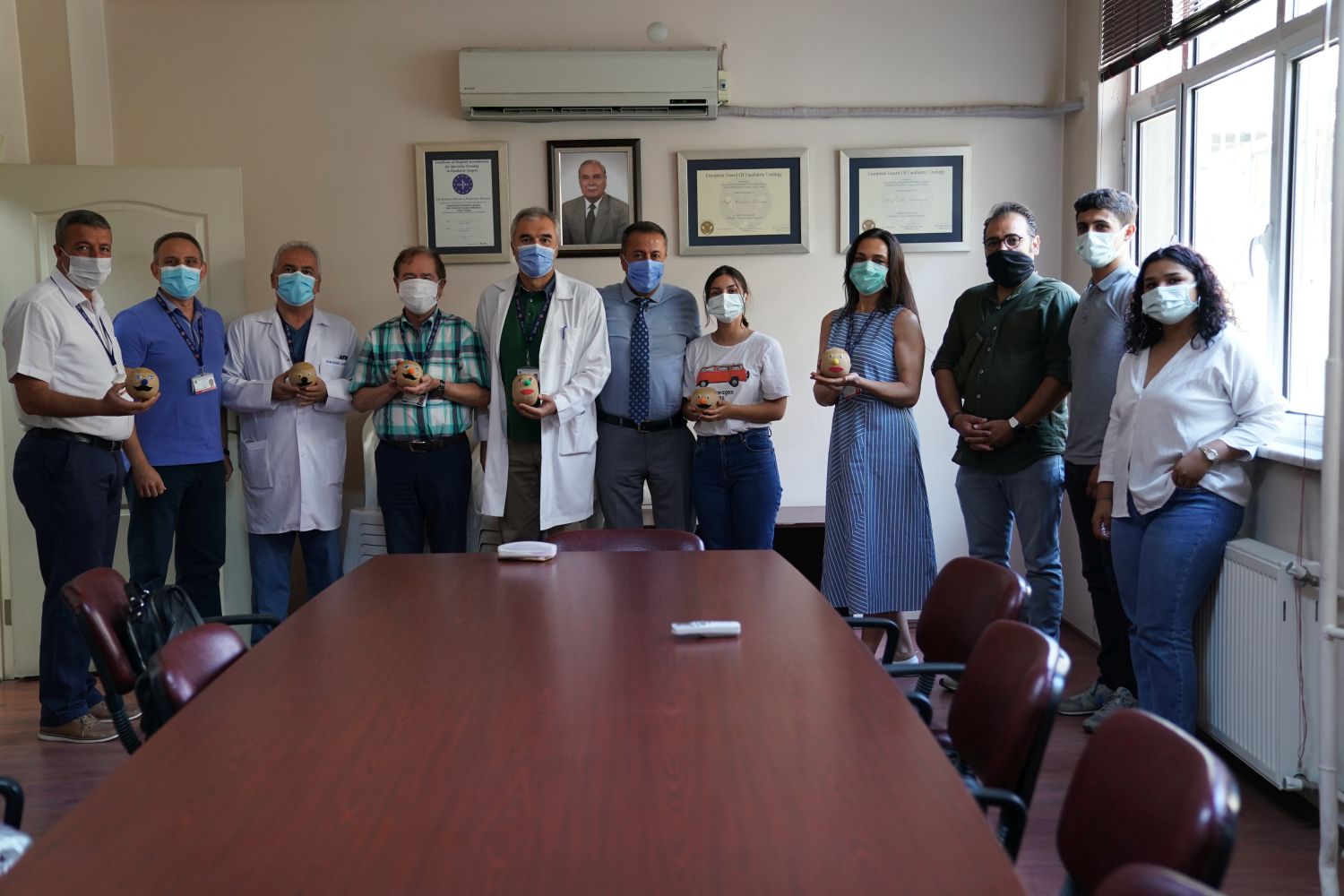 Egeli öğrencilerden, tedavi gören çocuklara moral