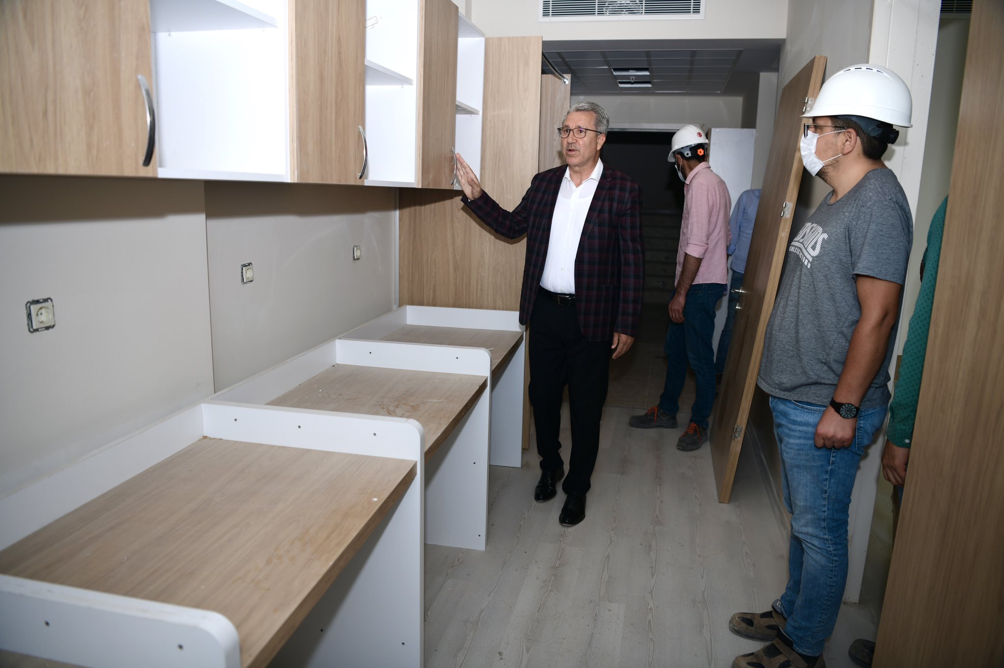 Egeli gençlere ev konforunda barınma imkânı
