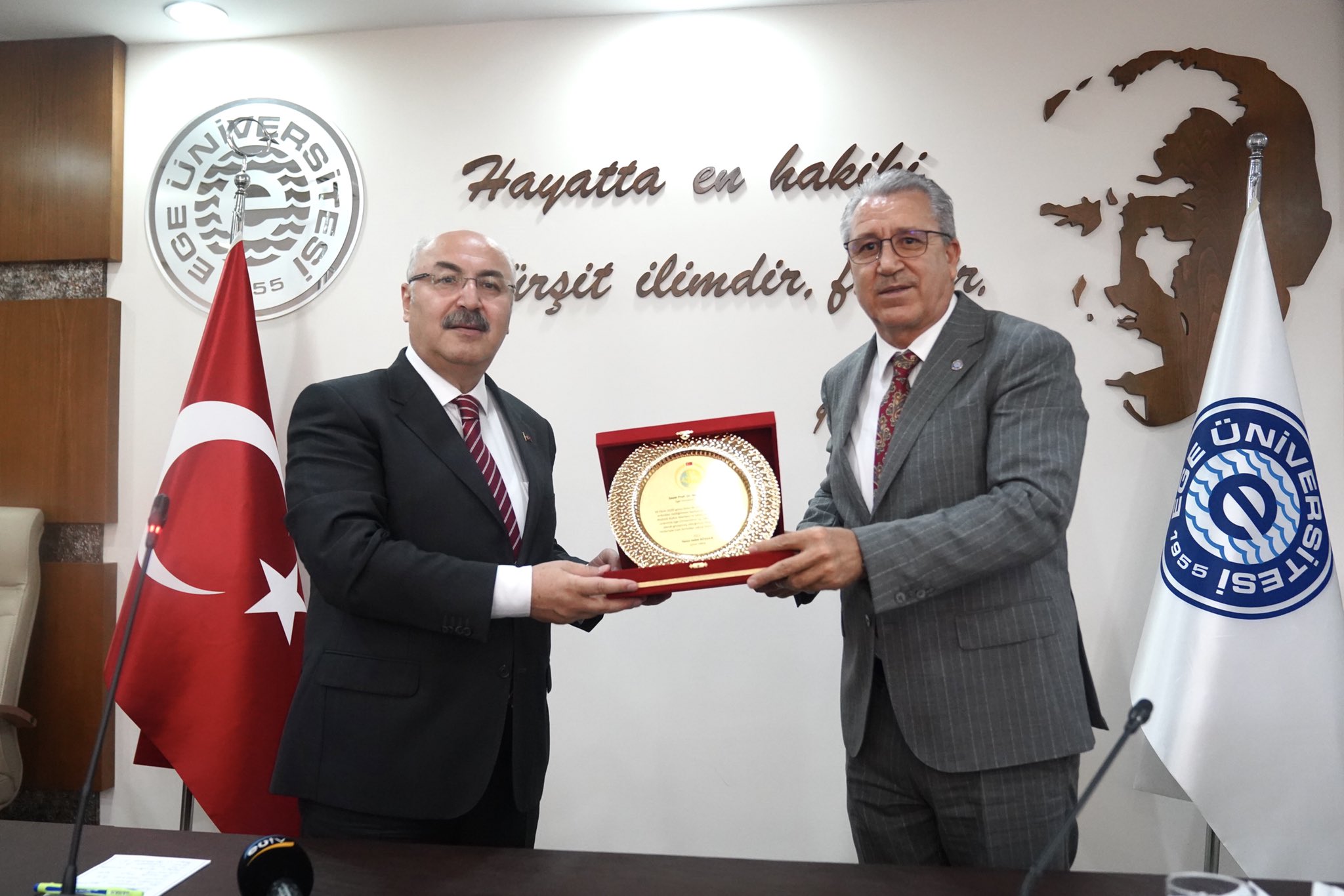 Vali Köşger’den EÜ Ailesine teşekkür plaketi