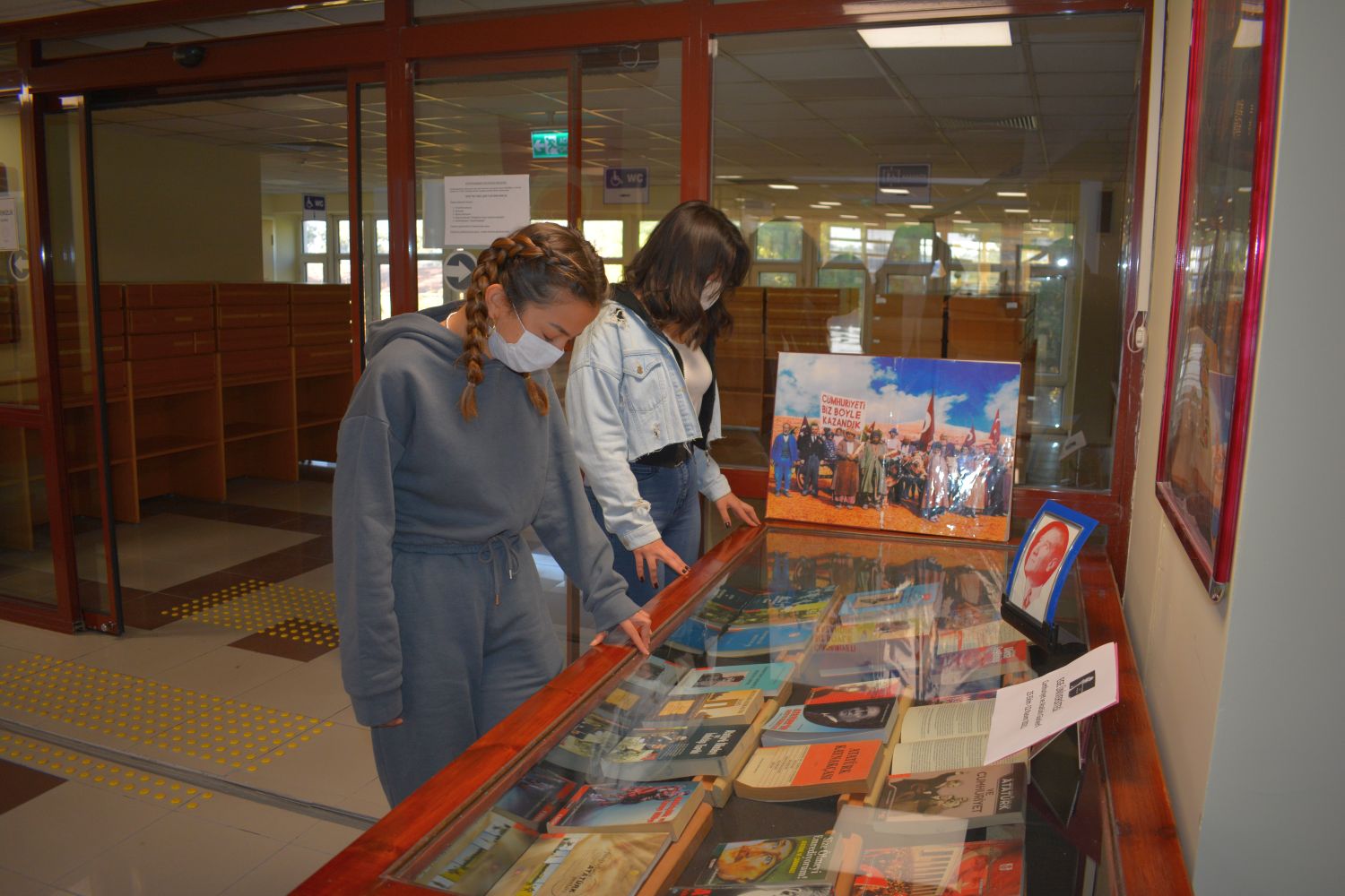 EÜ’den “Cumhuriyet ve Atatürk” temalı kitap ve fotoğraf sergileri