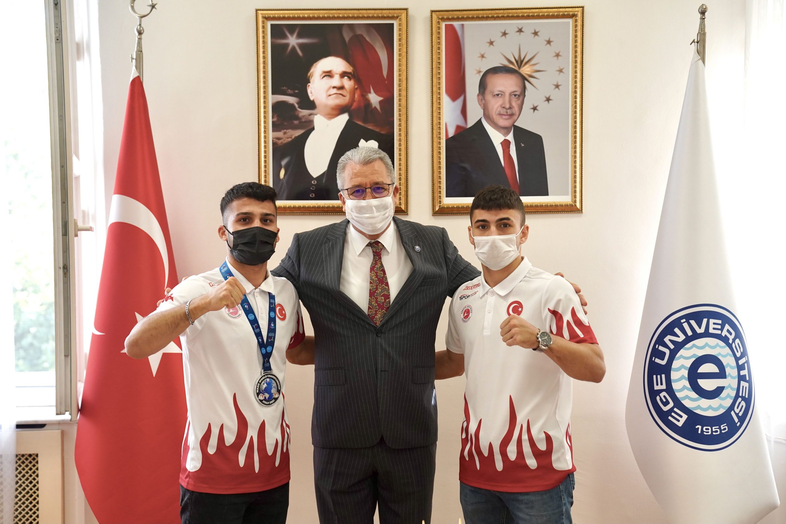 Rektör Budak, Dünya Kick Boks Şampiyonası’nda madalya kazanan Egeli milli sporcuları ağırladı