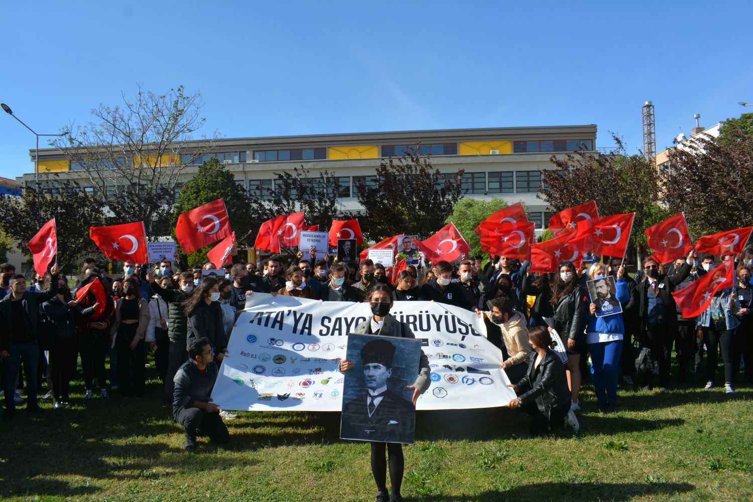 Egeli öğrencilerden “Ata’ya Saygı Yürüyüşü”