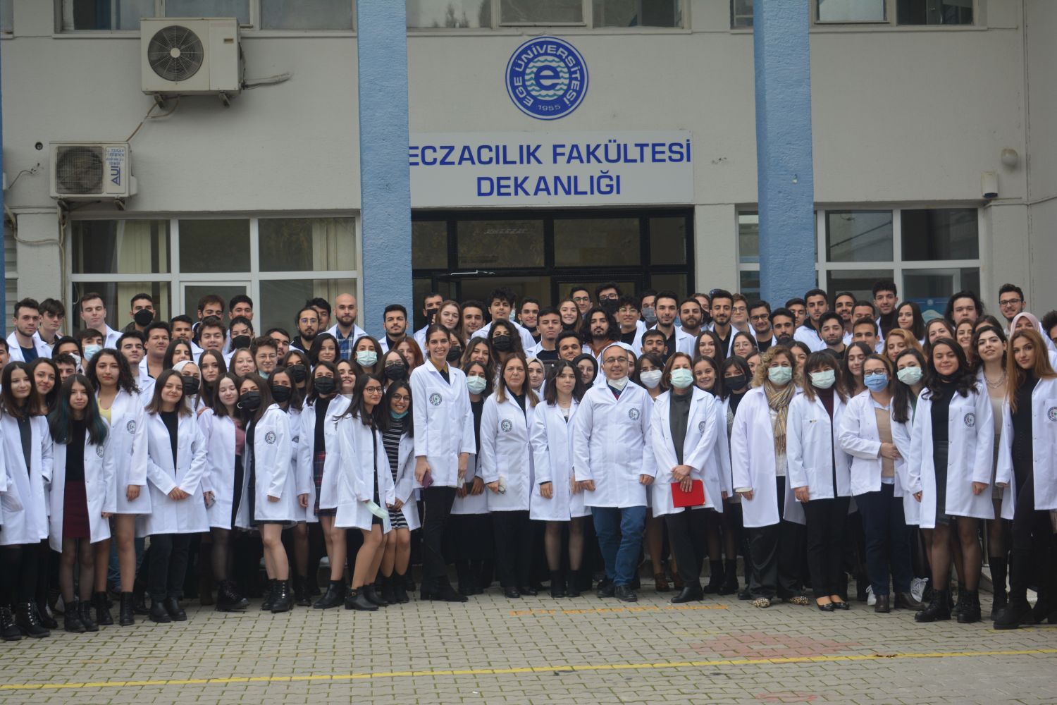 Egeli genç eczacıların önlük giyme heyecanı