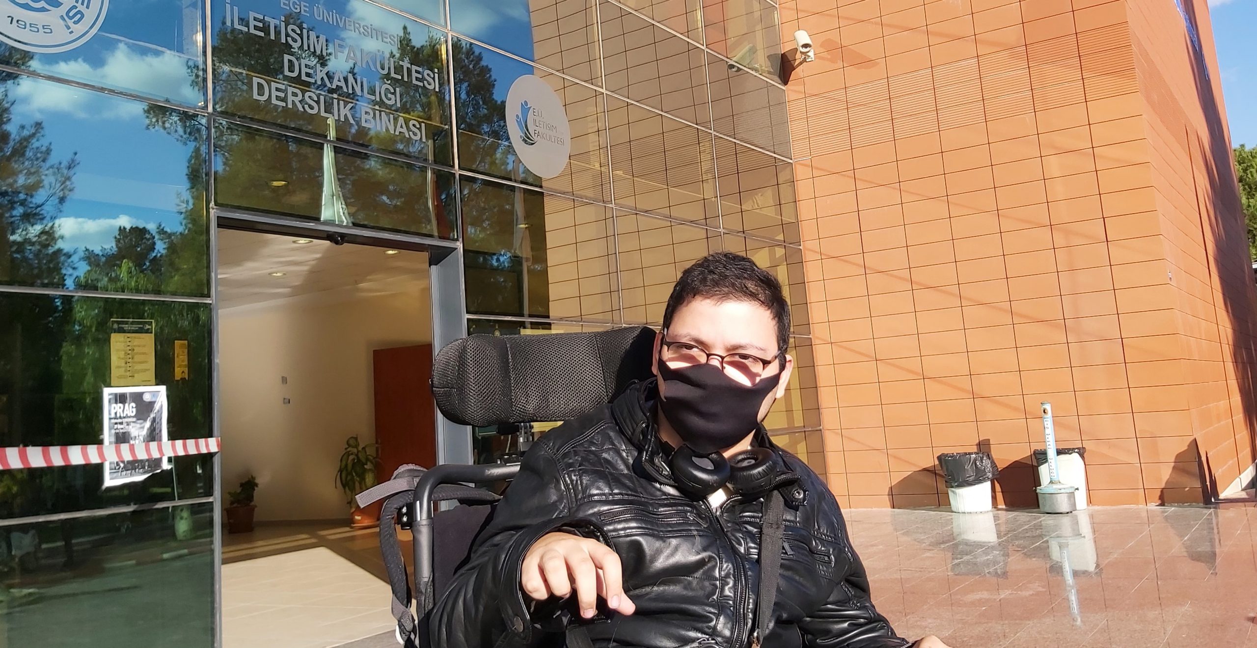 Akülü arabasıyla hem derslere giriyor, hem de muhabirlik yapıyor