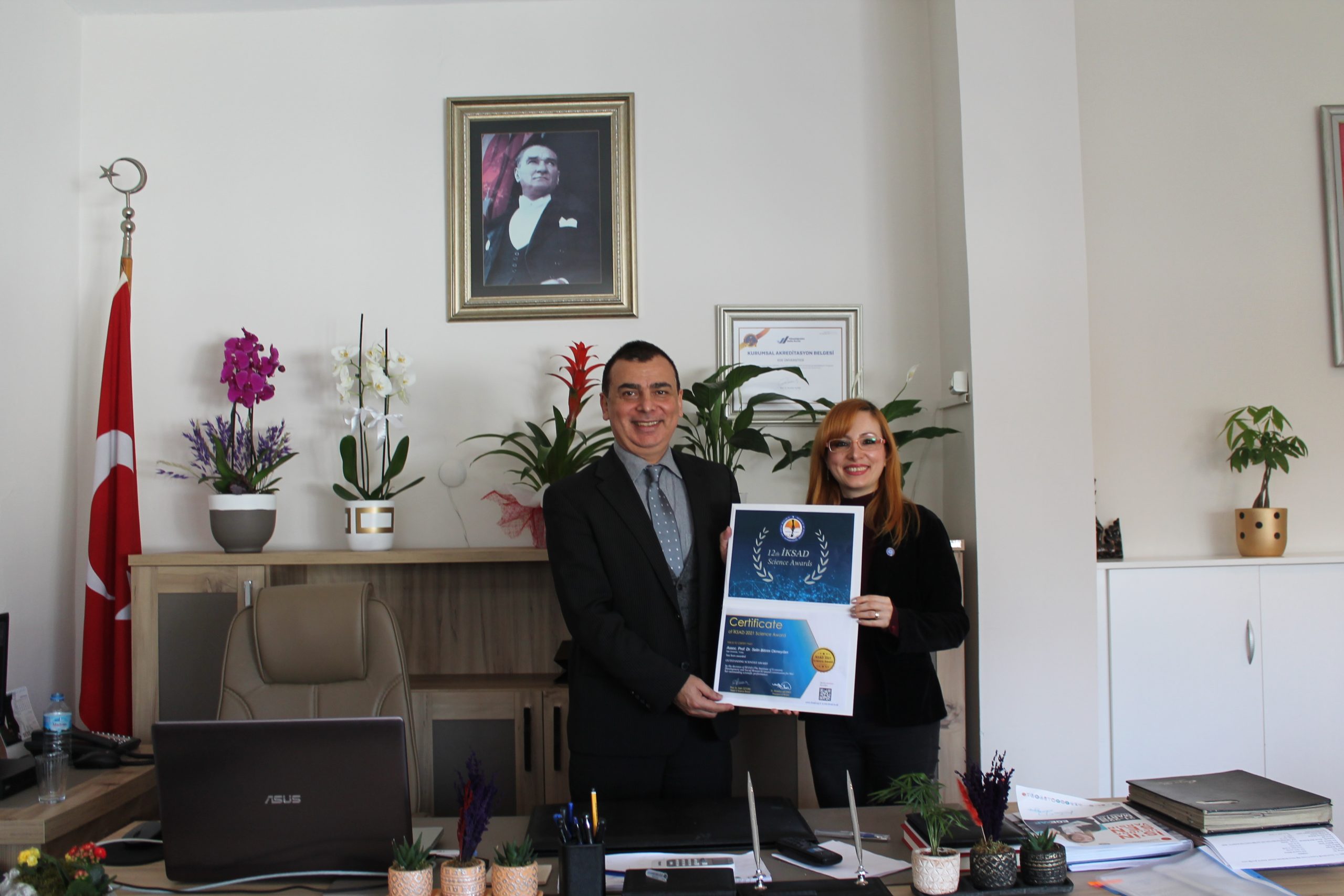 İKSAD’dan Egeli İletişimciye ödül