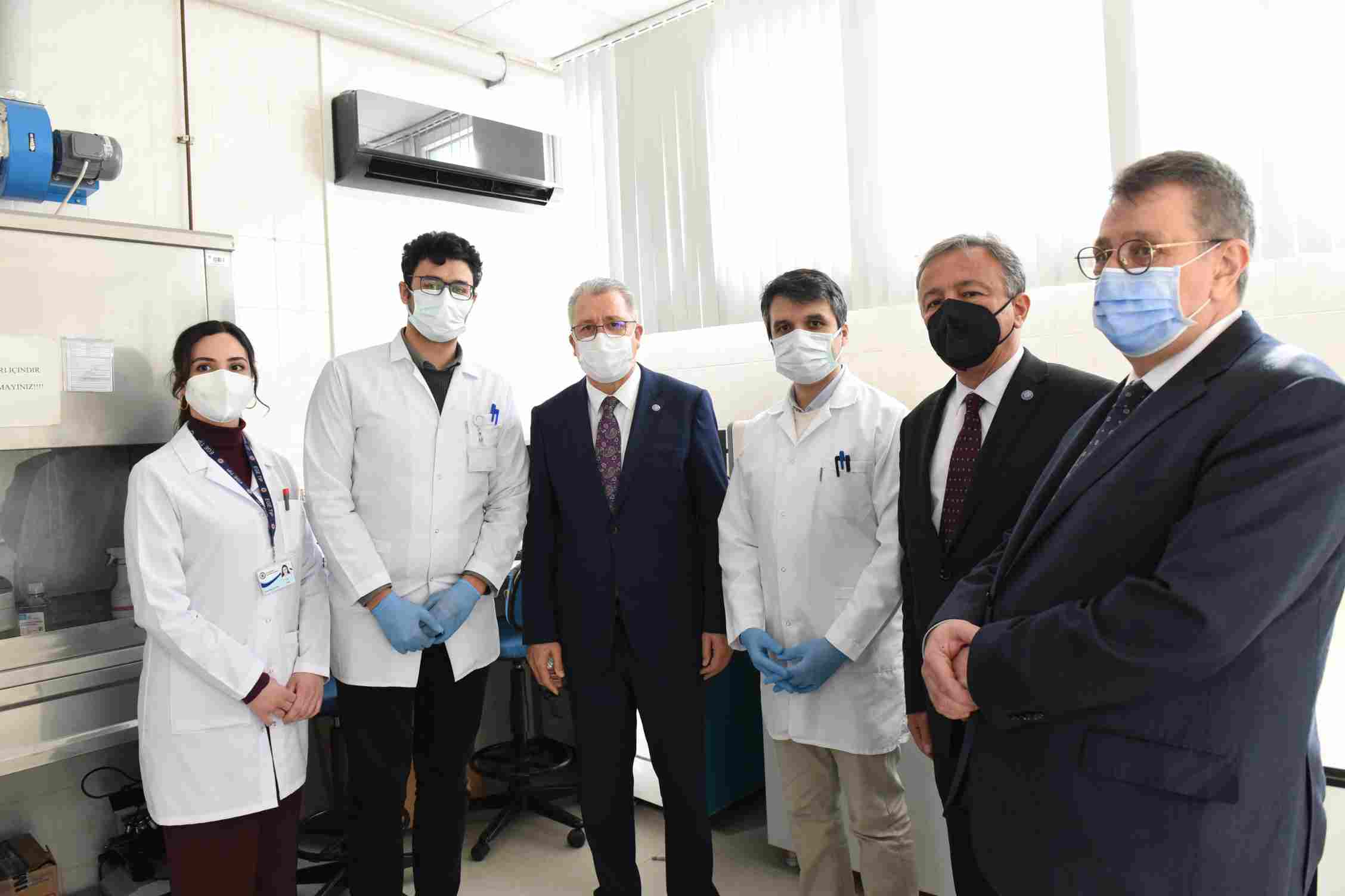 Rektör Budak, kansere yönelik çalışmalar yapan ekibi ziyaret etti