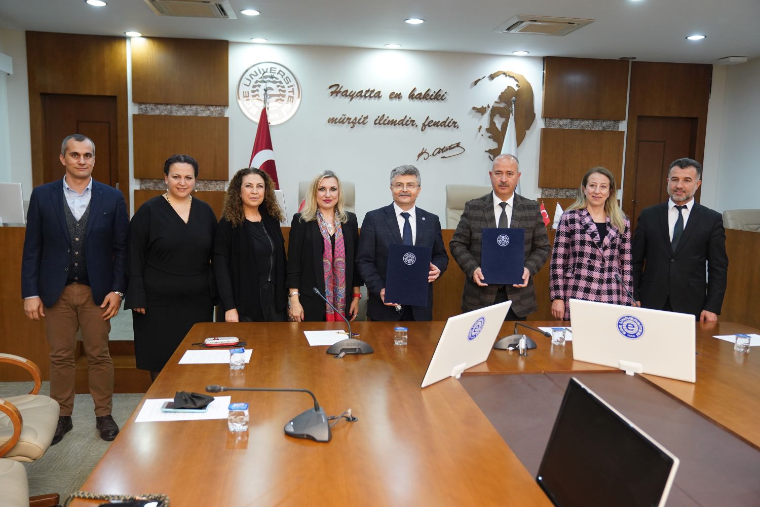 Bornova’da minik eller 23 Nisan’ı resmedecek