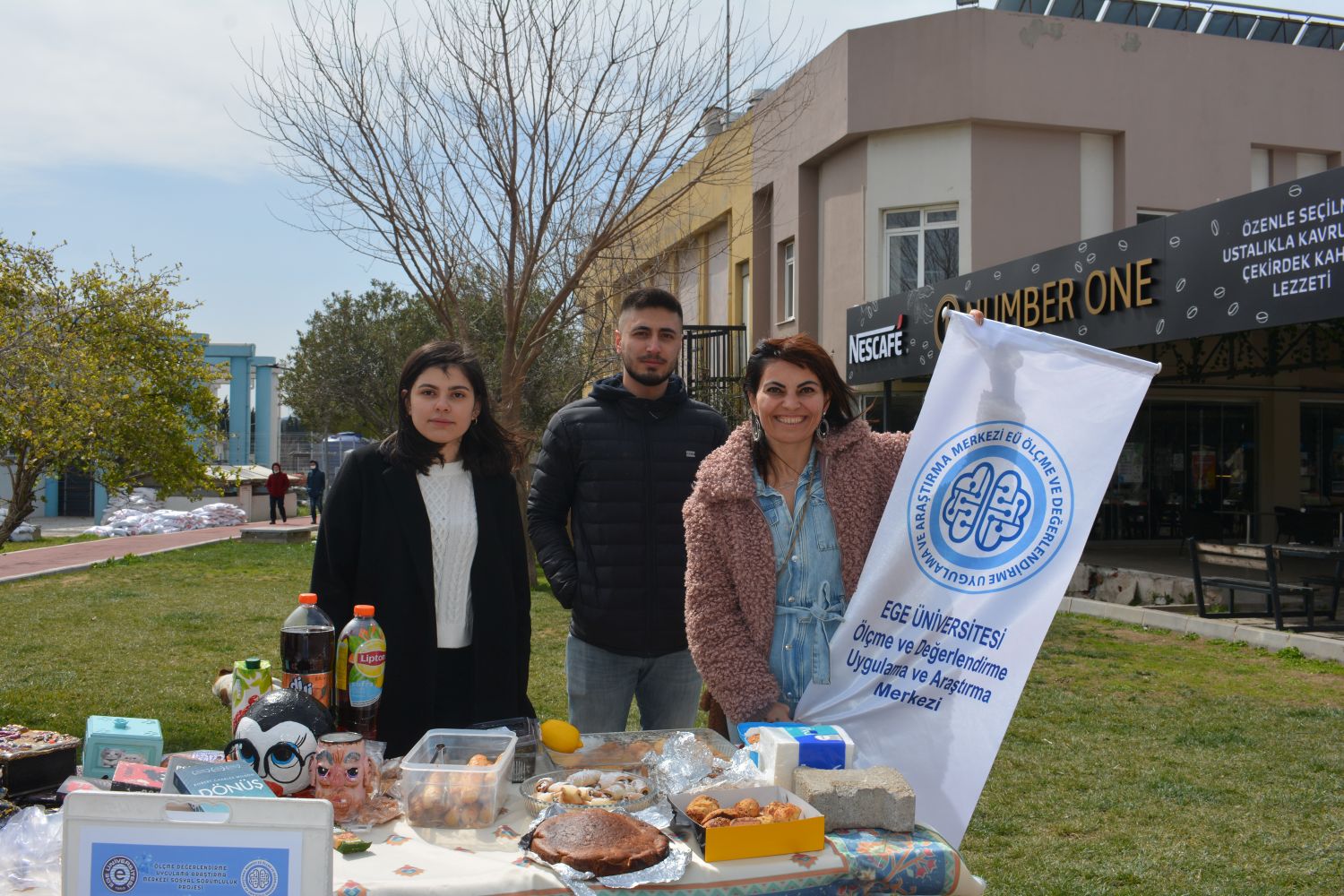 Ege’de sokak hayvanları yararına kermes düzenlendi