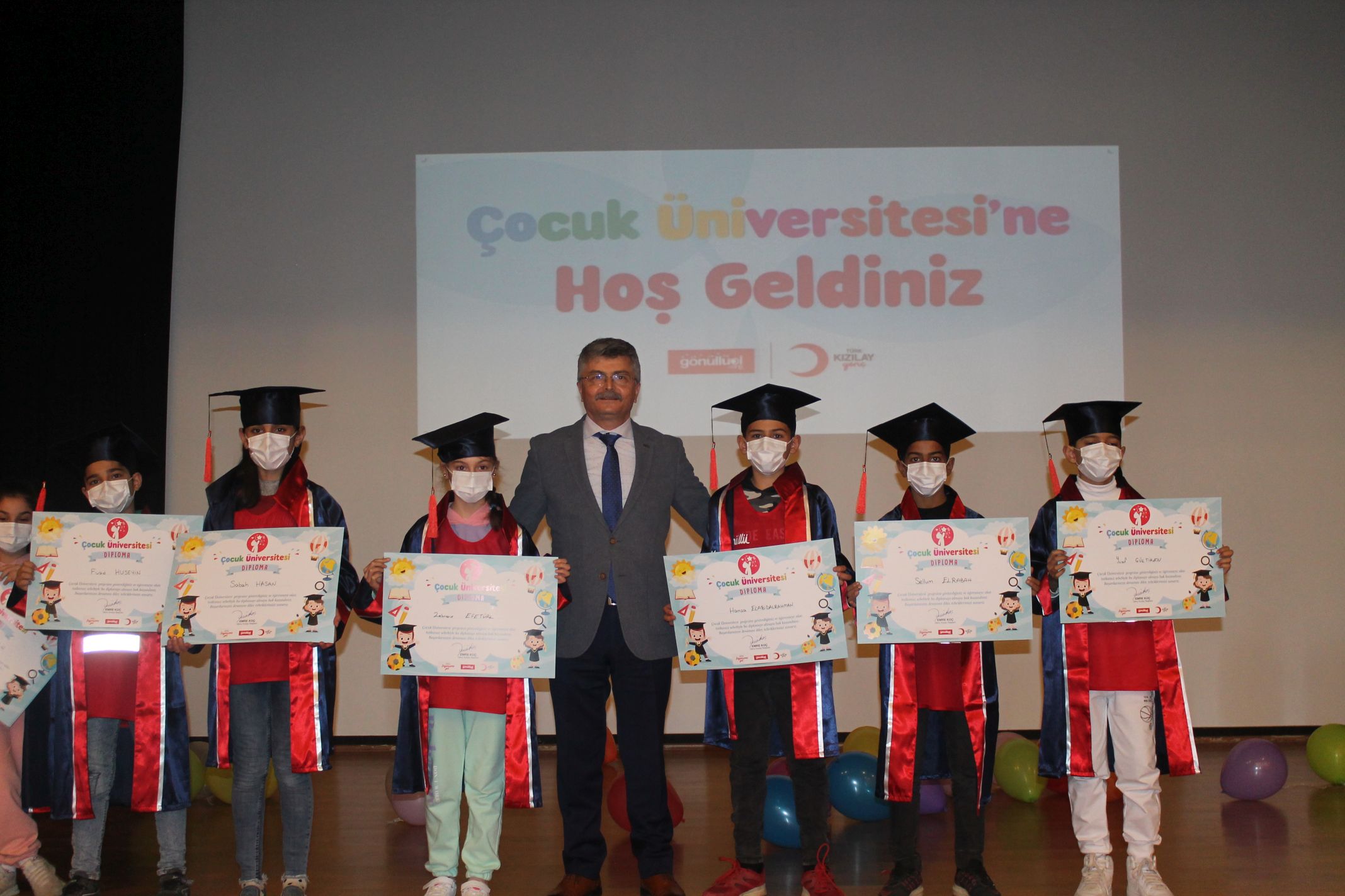 EÜ’de “Çocuk Üniversitesi”nden mezun olan 50 öğrenci diplomalarını aldı