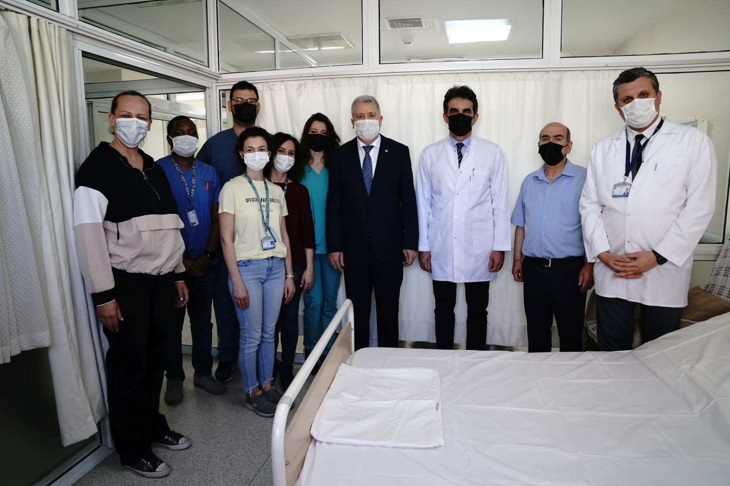 Göğüs boşluğundan 5 kilo ve 35 santimlik dev tümör çıkarıldı