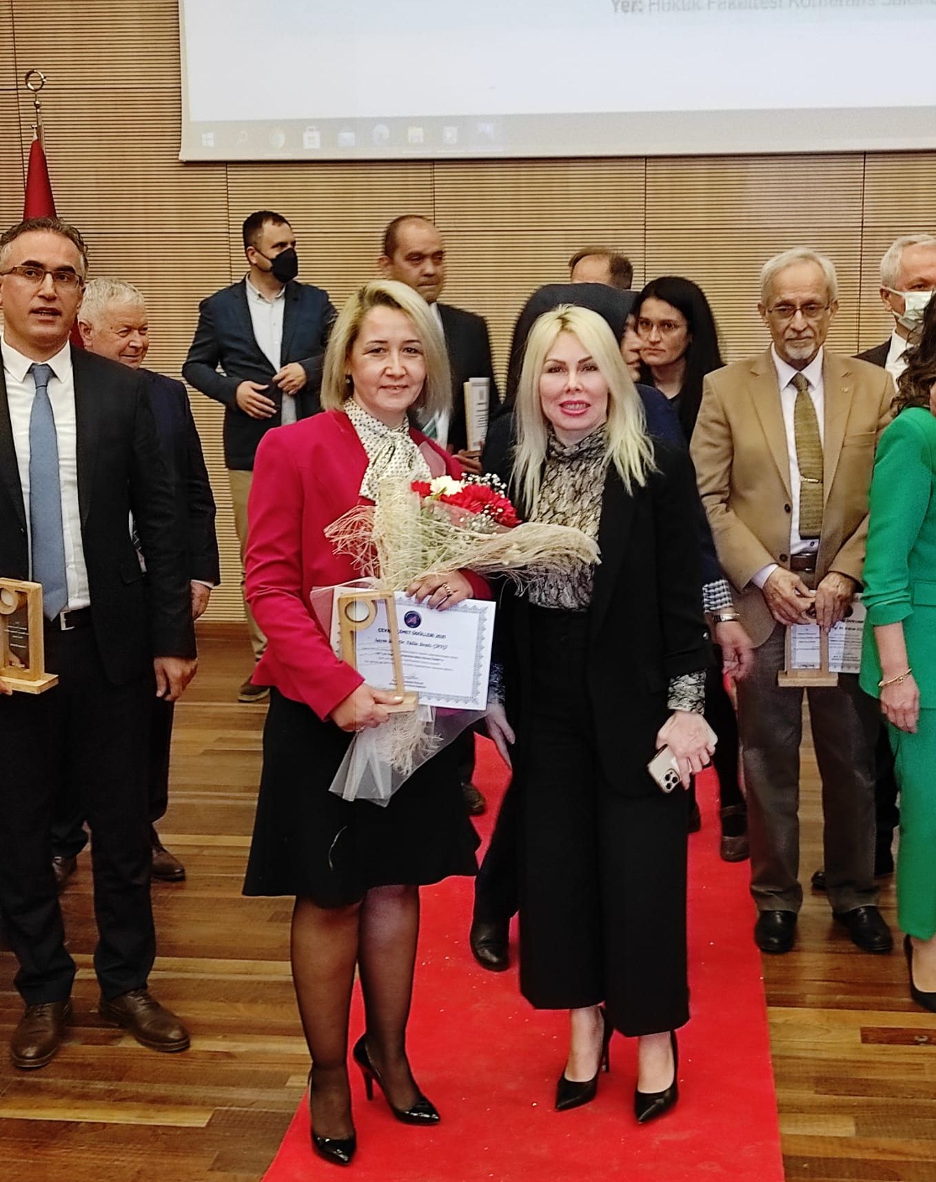 AKÇAM Çevre Hizmet Ödüllerinden Egeli bilim insanına “Bilim Hizmet Ödülü”