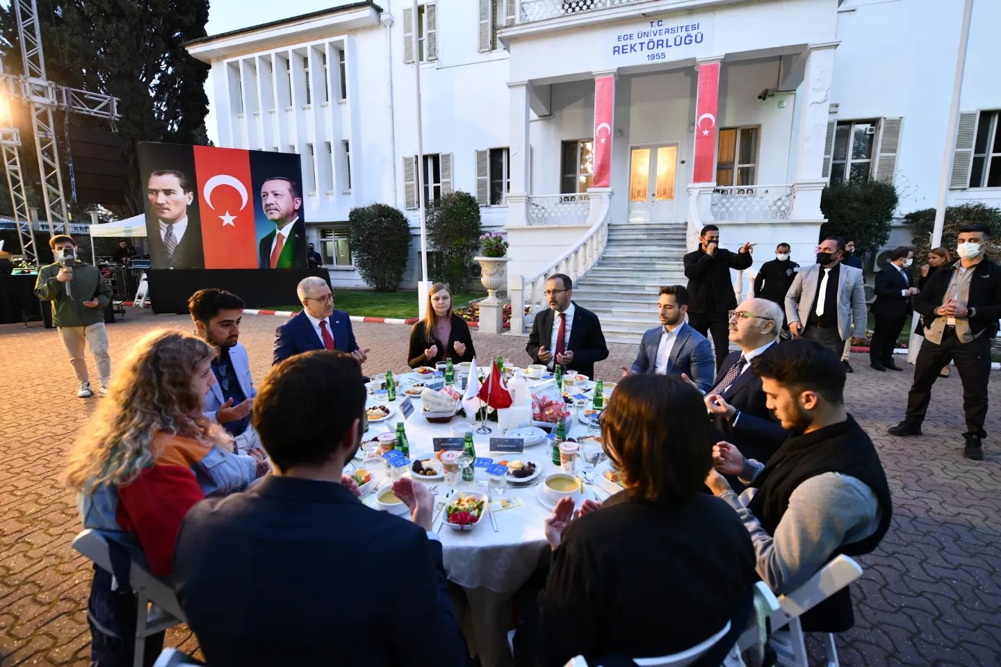 Ege Üniversitesinin gönül sofrasına Bakan Kasapoğlu da katıldı