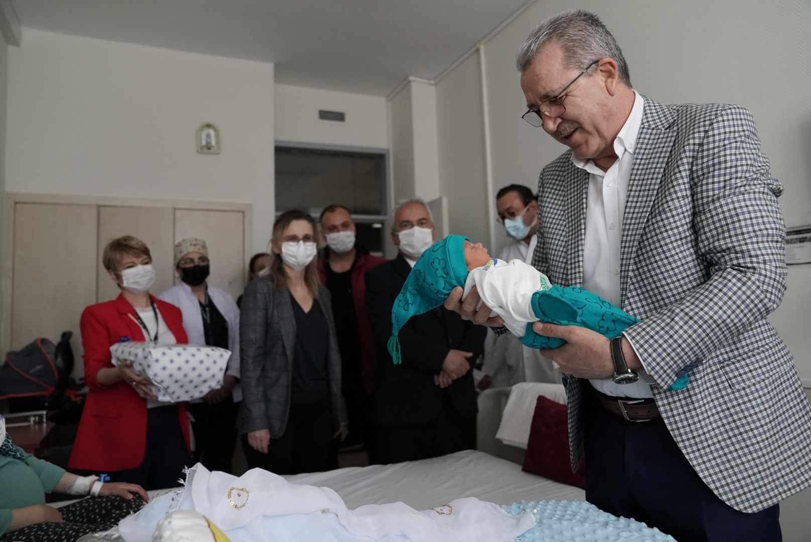 Rektör Budak’tan çiçeği burnunda annelere ziyaret