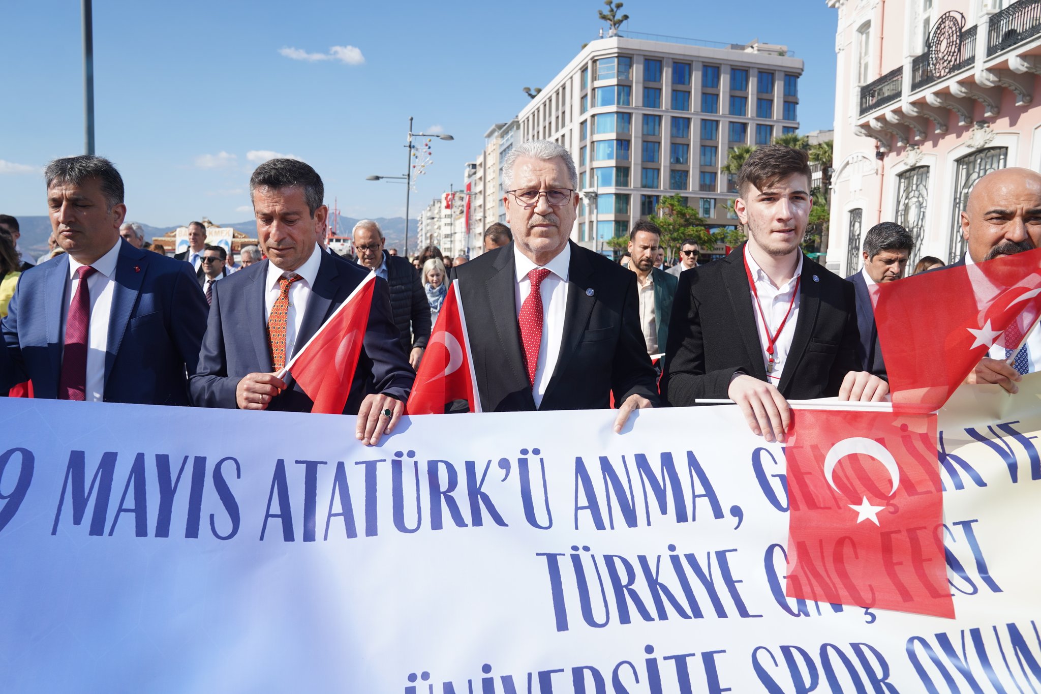 Üniversiteli sporcuların festival korteji İzmir’i renklendirdi