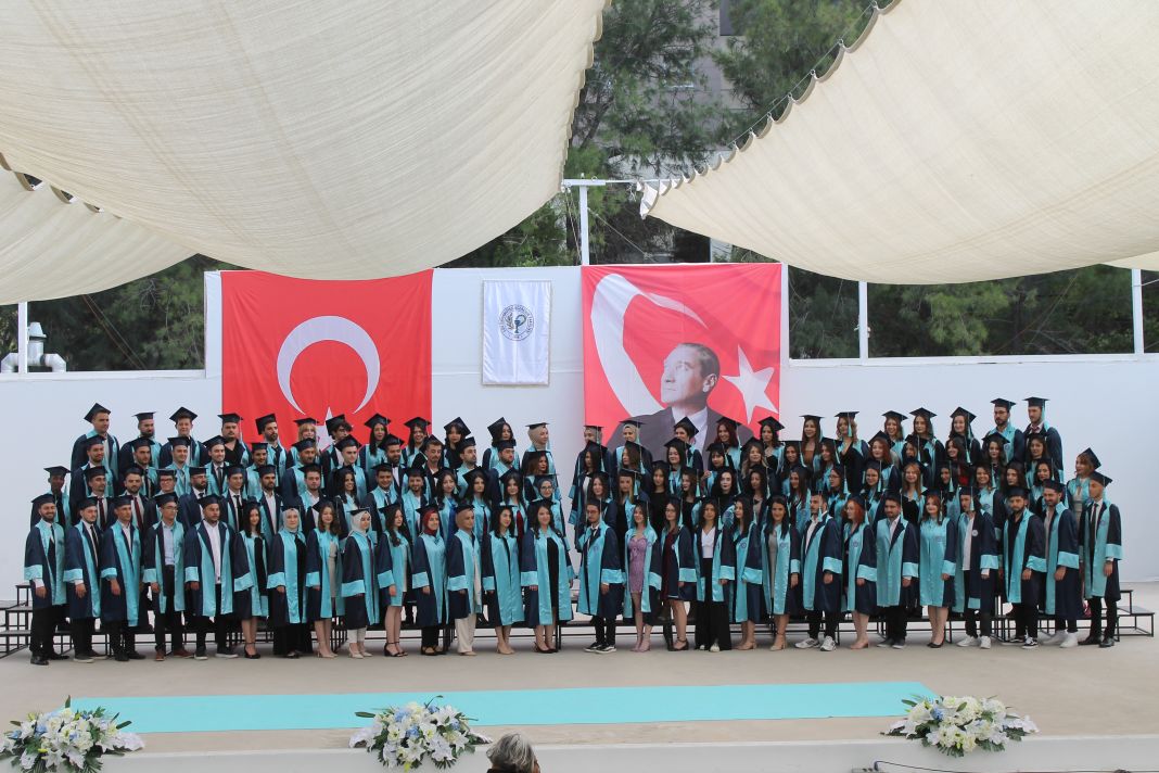 EÜ Eczacılık Fakültesinde mezuniyet sevinci