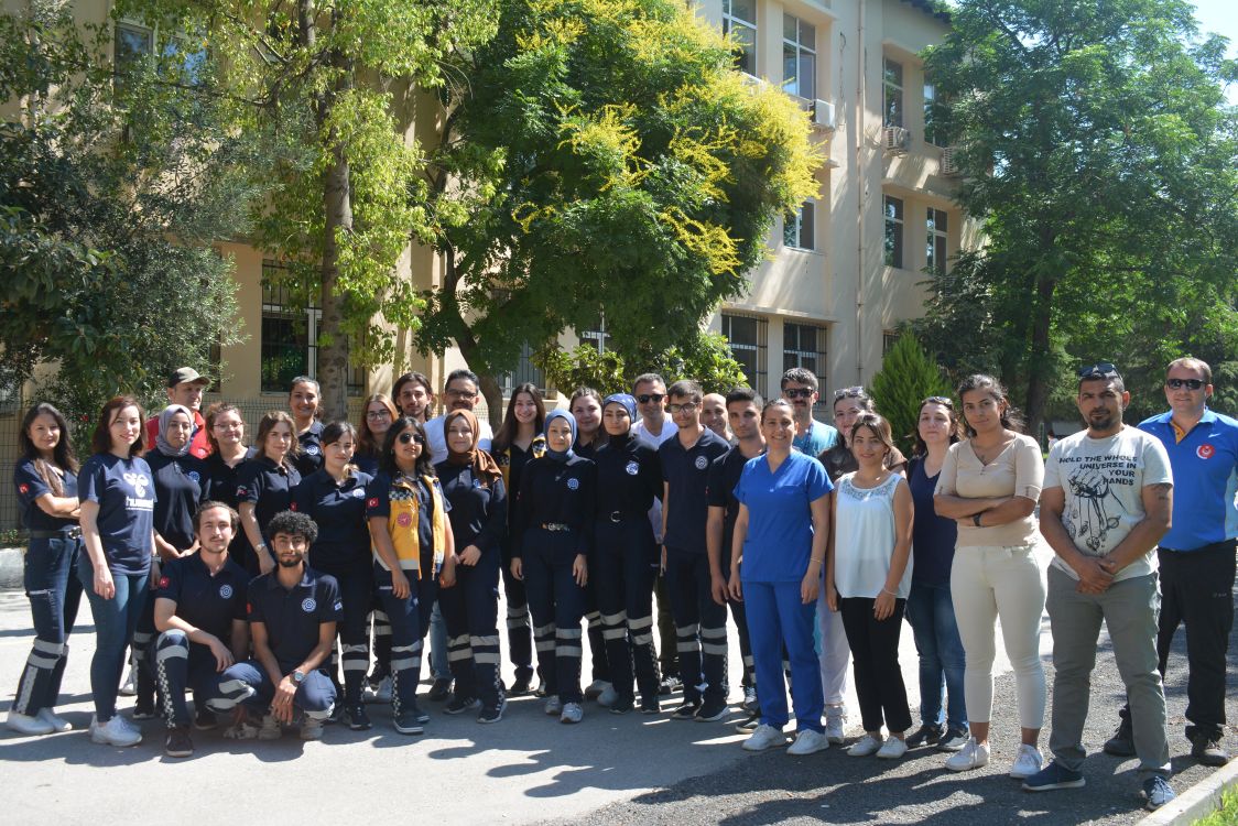 Paramedik öğrencileri eğlenerek mesleklerini uyguladılar