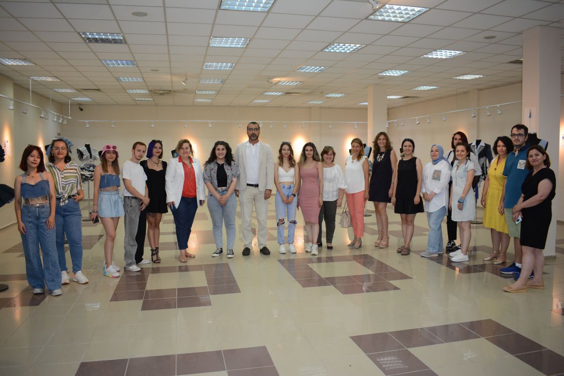 <strong>EÜ Moda ve Tasarım Yüksekokulundan “Denim Draping” öğrenci çalışmaları sergisi</strong>