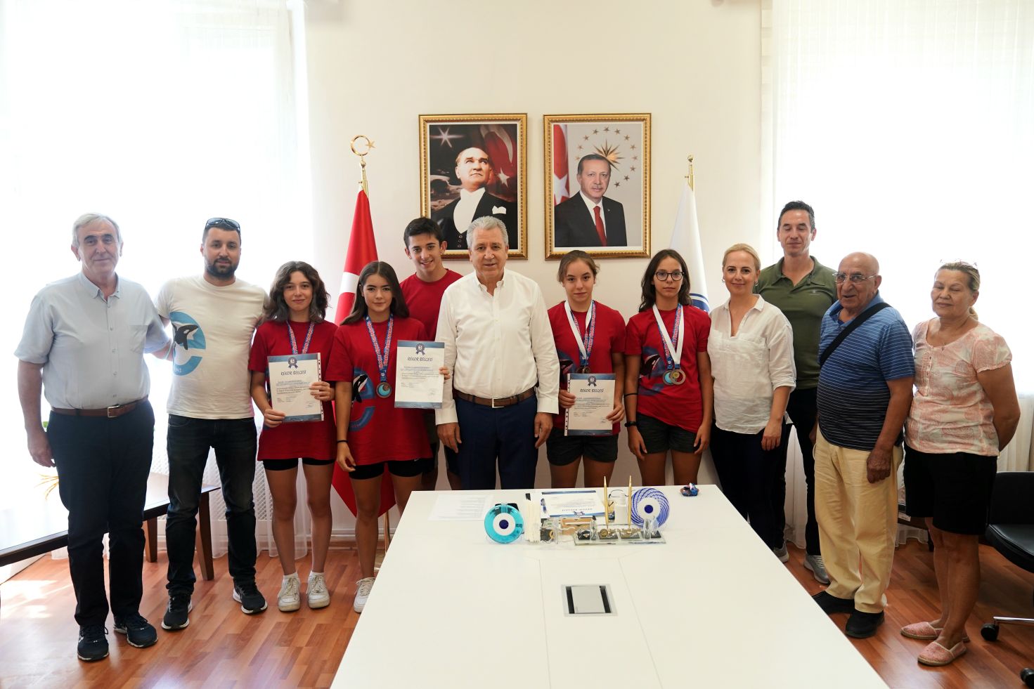 <strong>Egeli Yüzücüler turnuvalara damga vurmaya devam ediyor</strong>