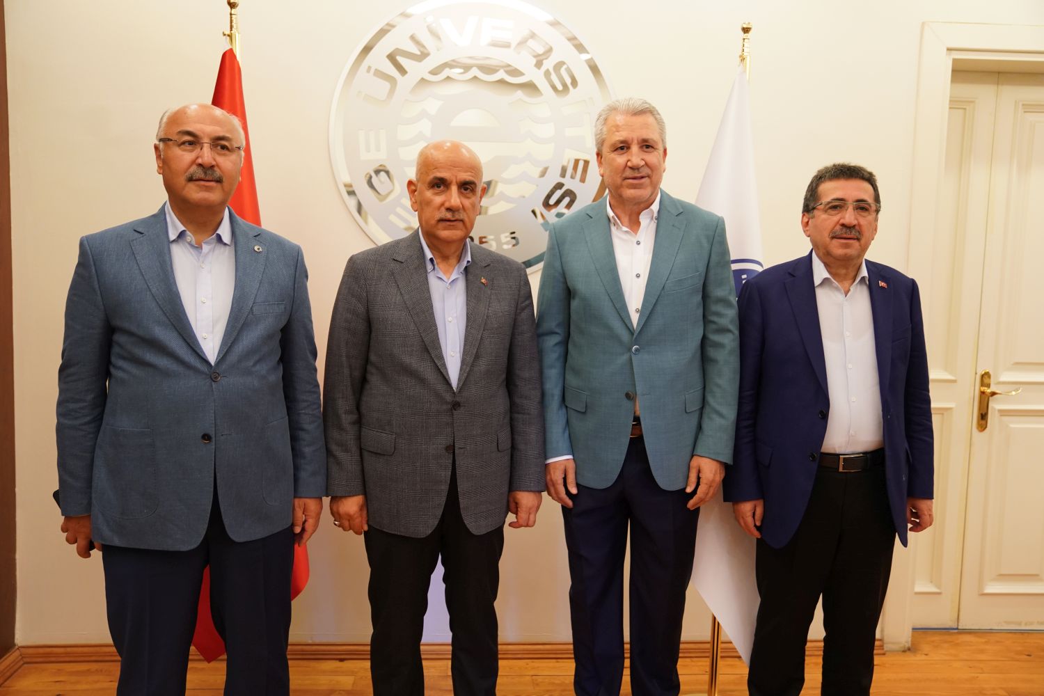 <strong>Tarım ve Orman Bakanı Prof. Dr. Vahit Kirişçi, Ege Üniversitesini ziyaret etti</strong>