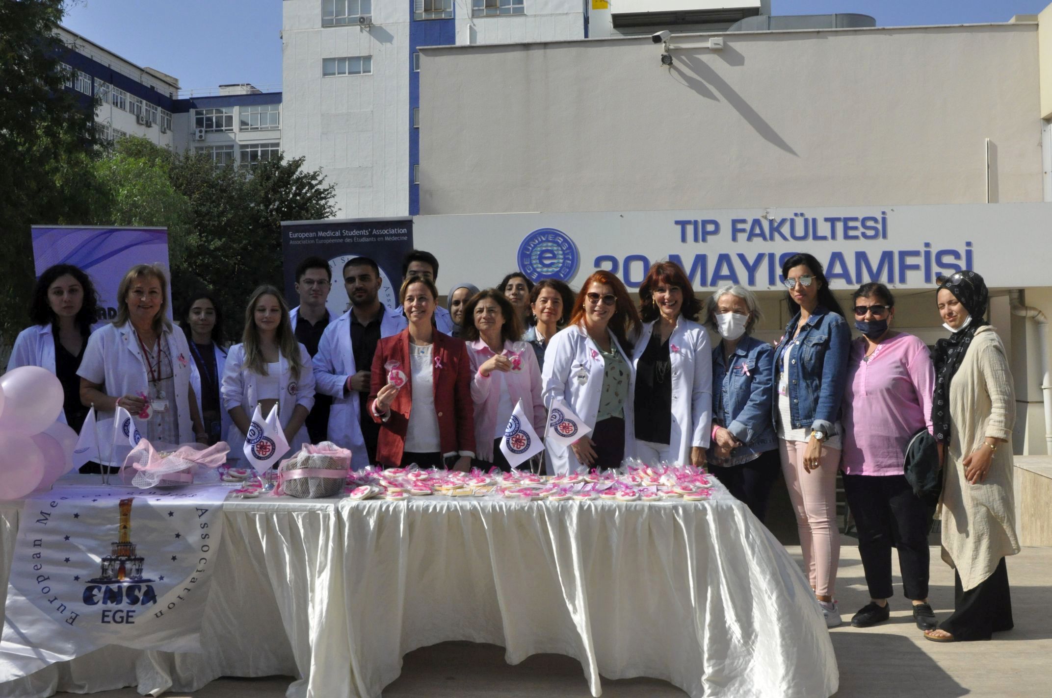 Ege Üniversitesi meme kanseri farkındalığı için “Bir Kurdeleden Ötesi” dedi