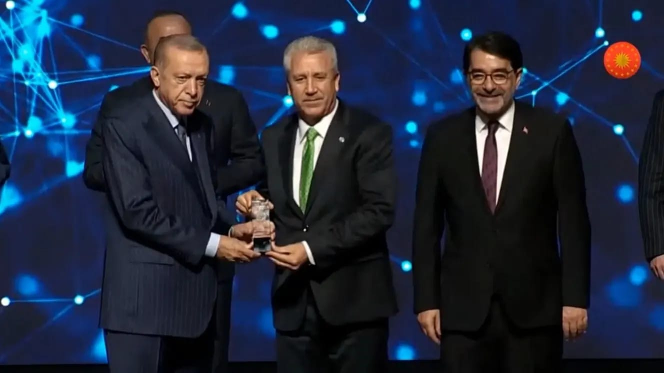 <strong>EÜ &nbsp;“Öğrencilerin Kariyer Gelişimini En Etkin Şekilde Destekleyen Üniversite” &nbsp;ödülünü alan ilk ve tek üniversite oldu</strong>