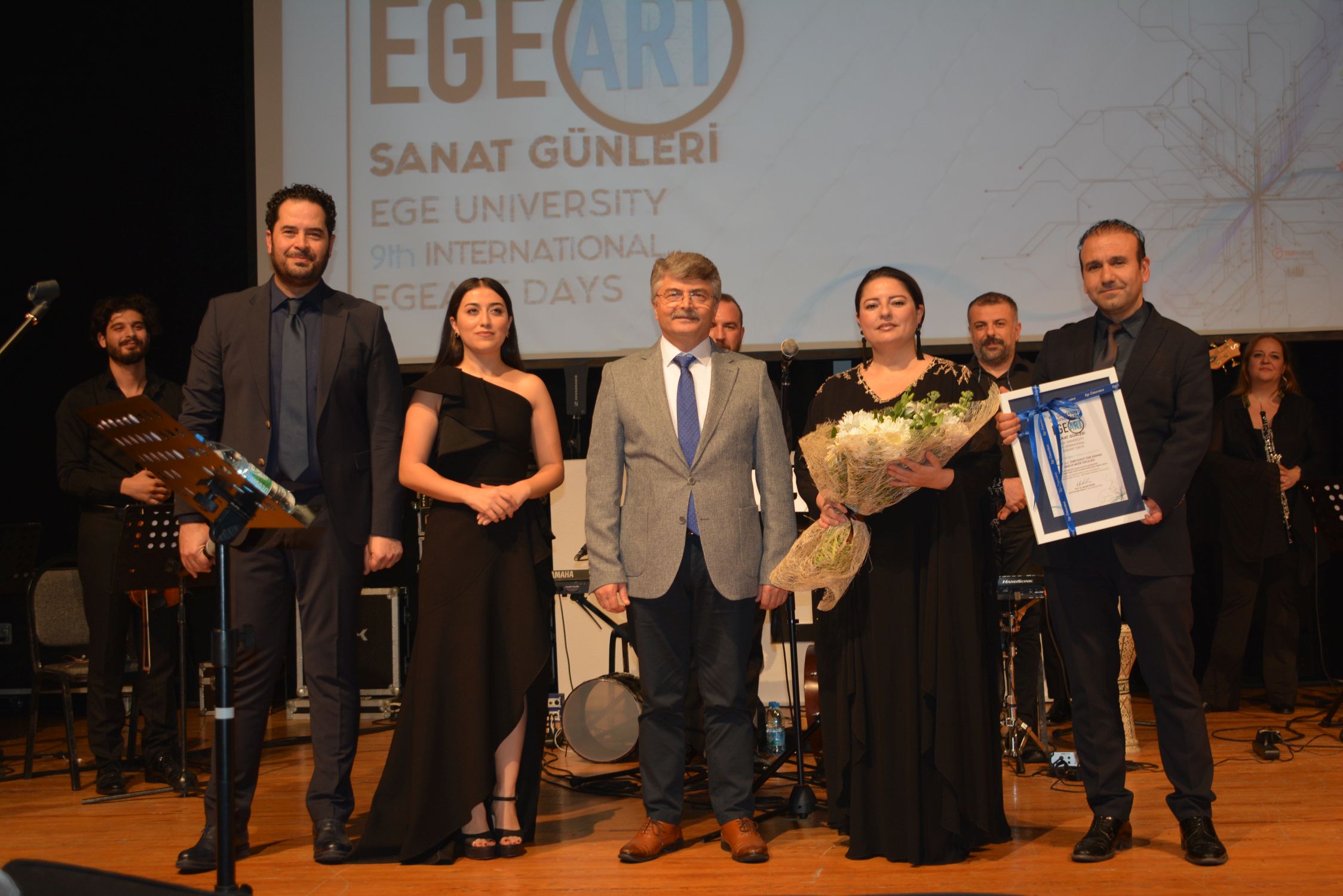 <strong>Sanatseverler “9.Uluslararası EgeArt Sanat Günleri”nde müziğe doydu</strong>