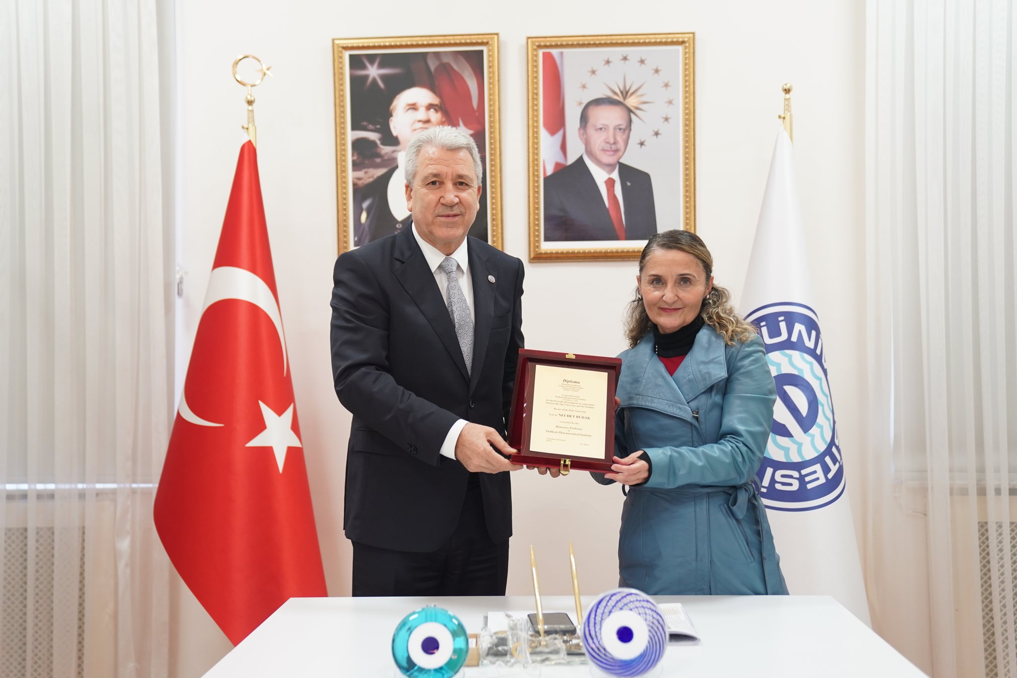 <strong>Taşkent Eczacılık Enstitüsünden, Rektör Budak’a&nbsp; “Onursal Profesörlük Unvanı”</strong>