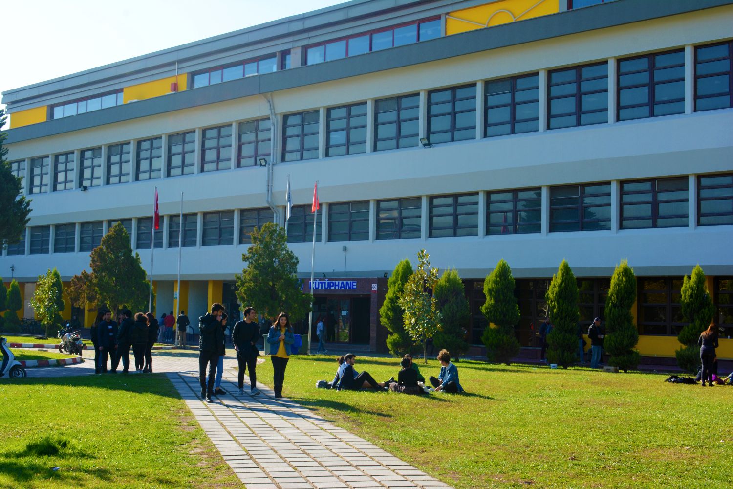 Zengin koleksiyonuyla araştırmacıların gözdesi: EÜ Merkez Kütüphanesi