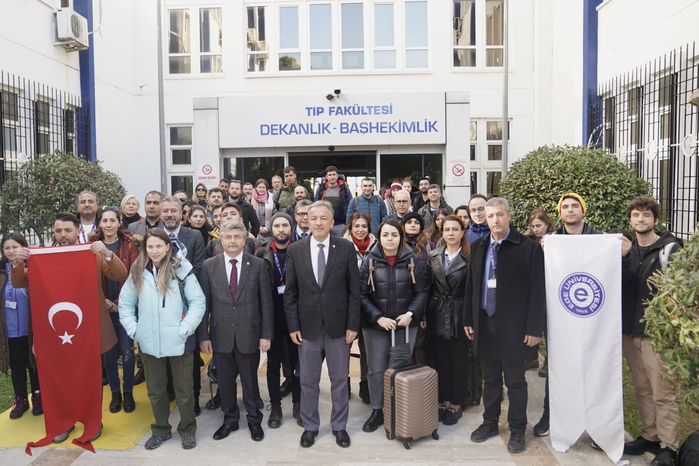 <strong>Ege Üniversitesi deprem bölgesine sağlık çalışanı desteğini sürdürüyor</strong>