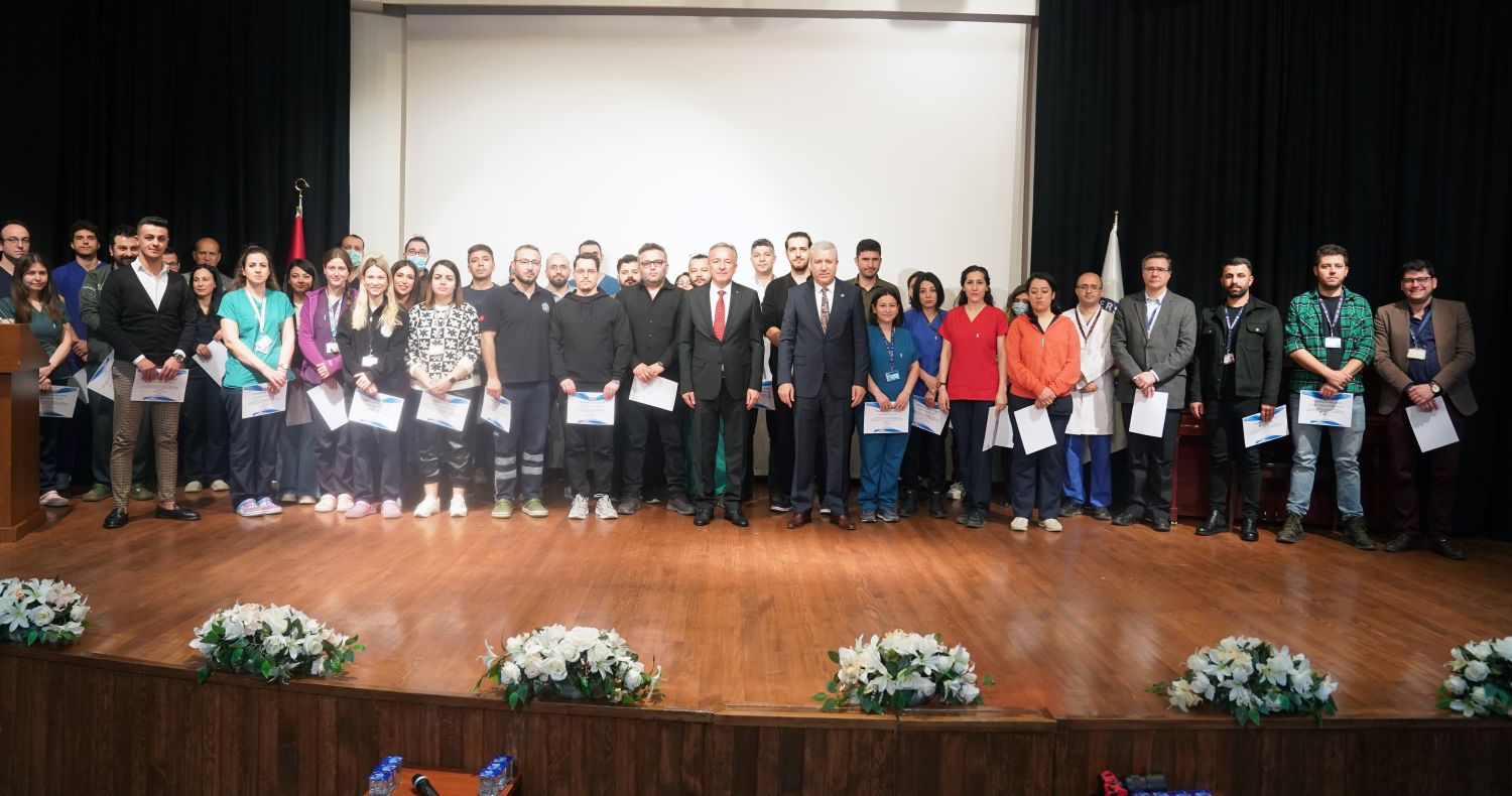 <strong>Rektör Prof. Dr. Budak, “Sağlık çalışanlarımız tüm zorlu koşullara rağmen fedakârca çalışıyor”</strong>