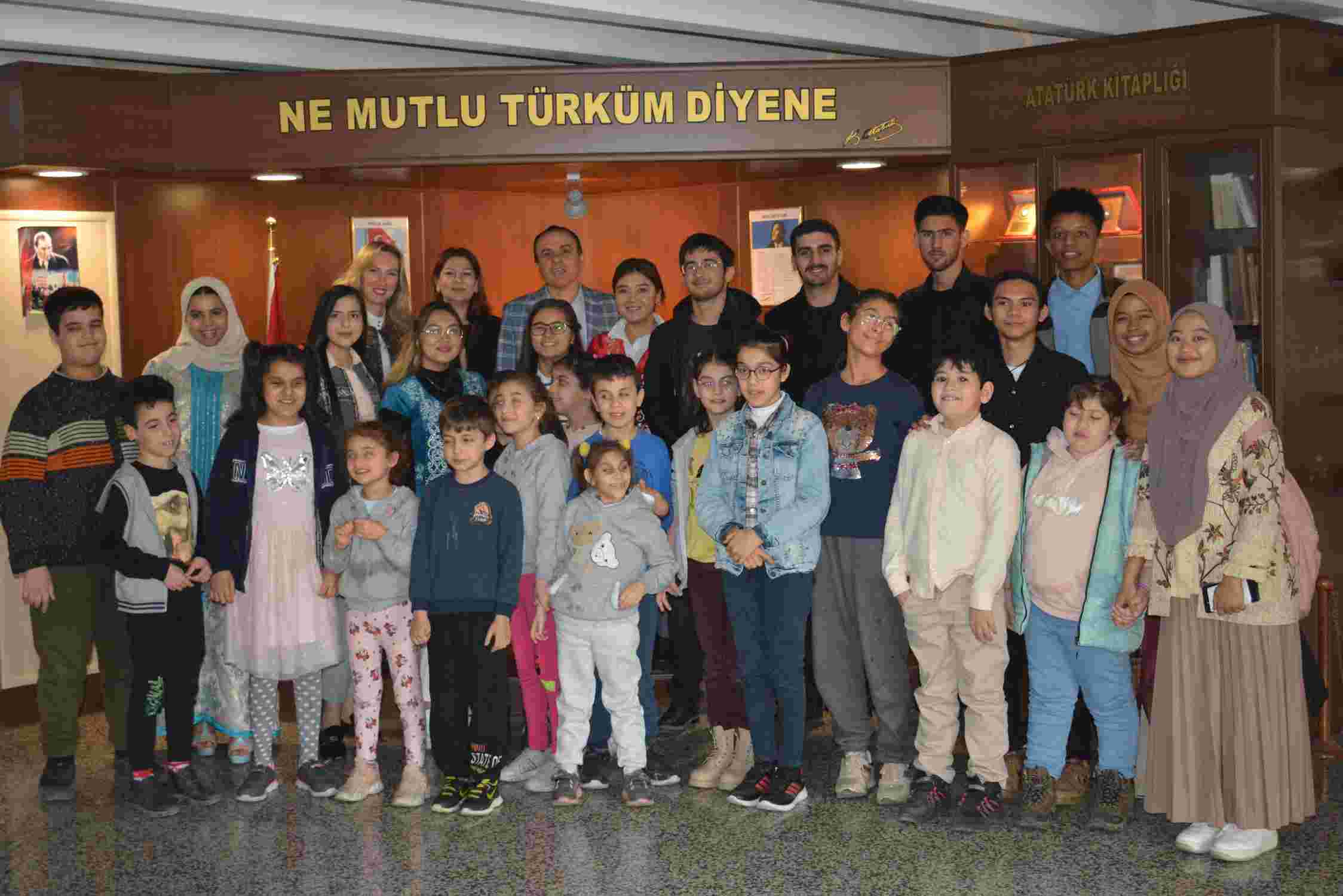<strong>Egeli yabancı uyruklu öğrenciler, görme engelli dostlarına masal anlattı</strong>