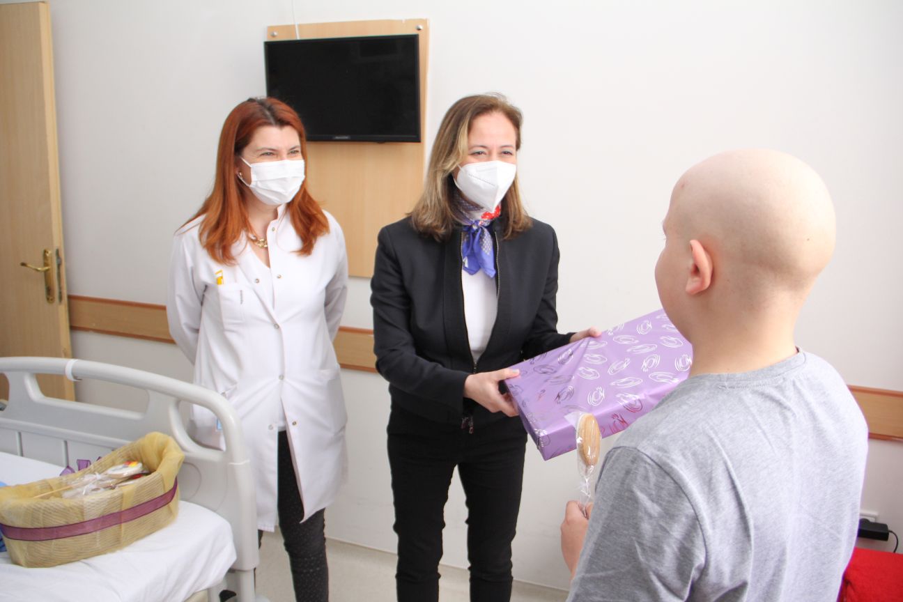 EÜ’de tedavi gören depremzede kanser hastası çocuklar hediyelerle moral buldu