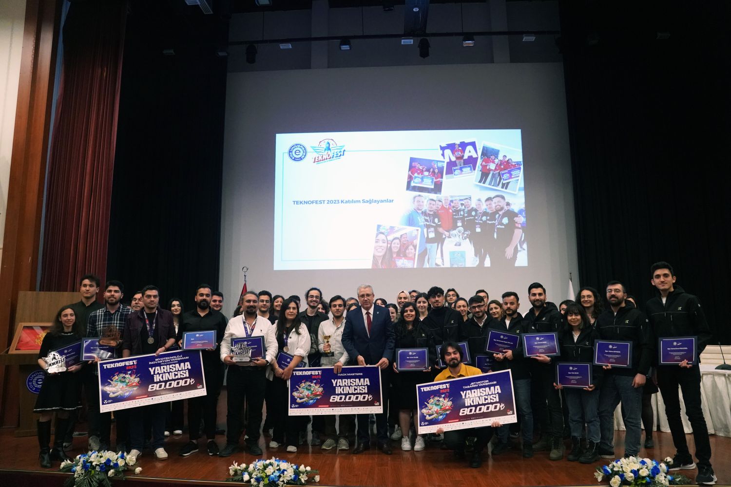 <strong>EÜ’de başarılı akademisyen ve öğrenciler ödüllendirildi</strong>