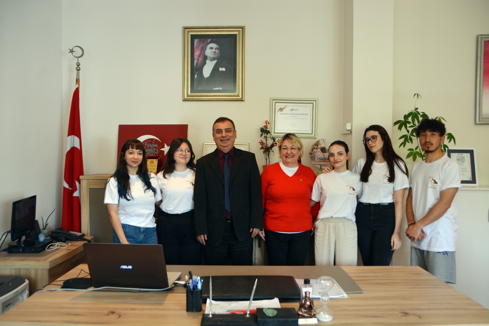 Egeli genç iletişimciler “Patini Uzat” diyerek can dostları sevindirmeyi sürdürüyor