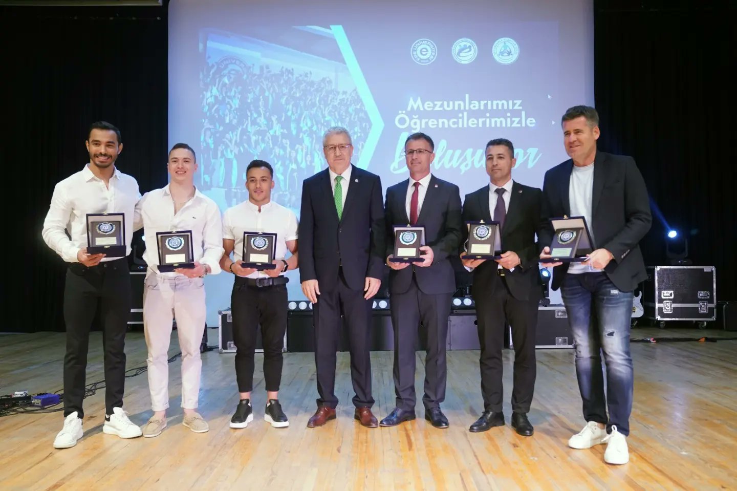 Ege Üniversitesi mezunlarıyla bağlarını koparmıyor