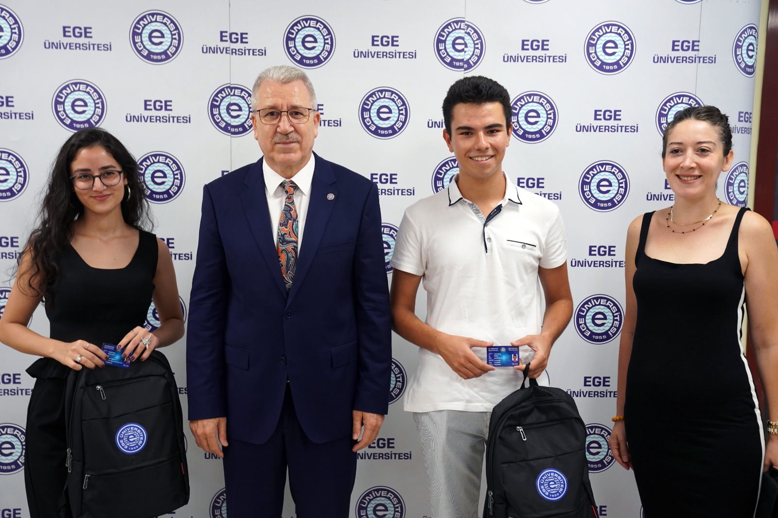 Başarılı öğrencilerin kayıtlarını Rektör Prof. Dr. Budak yaptı
