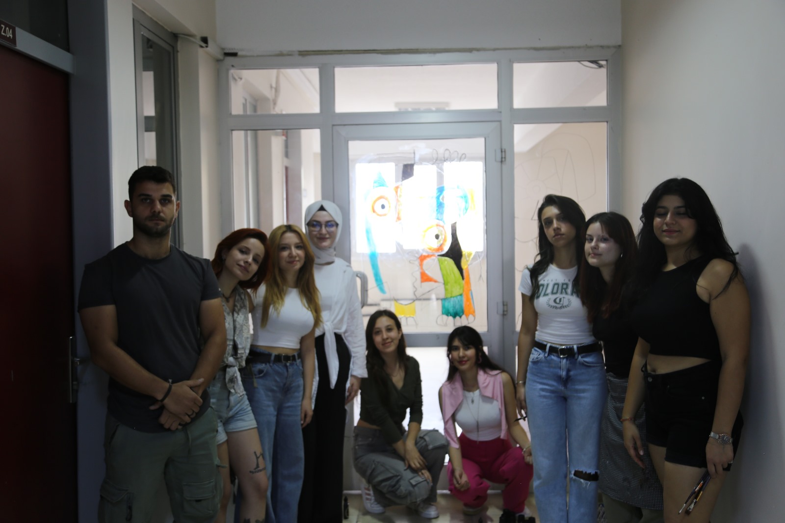 Egeli öğrenciler bina kapılarına vitrayla renk kattı