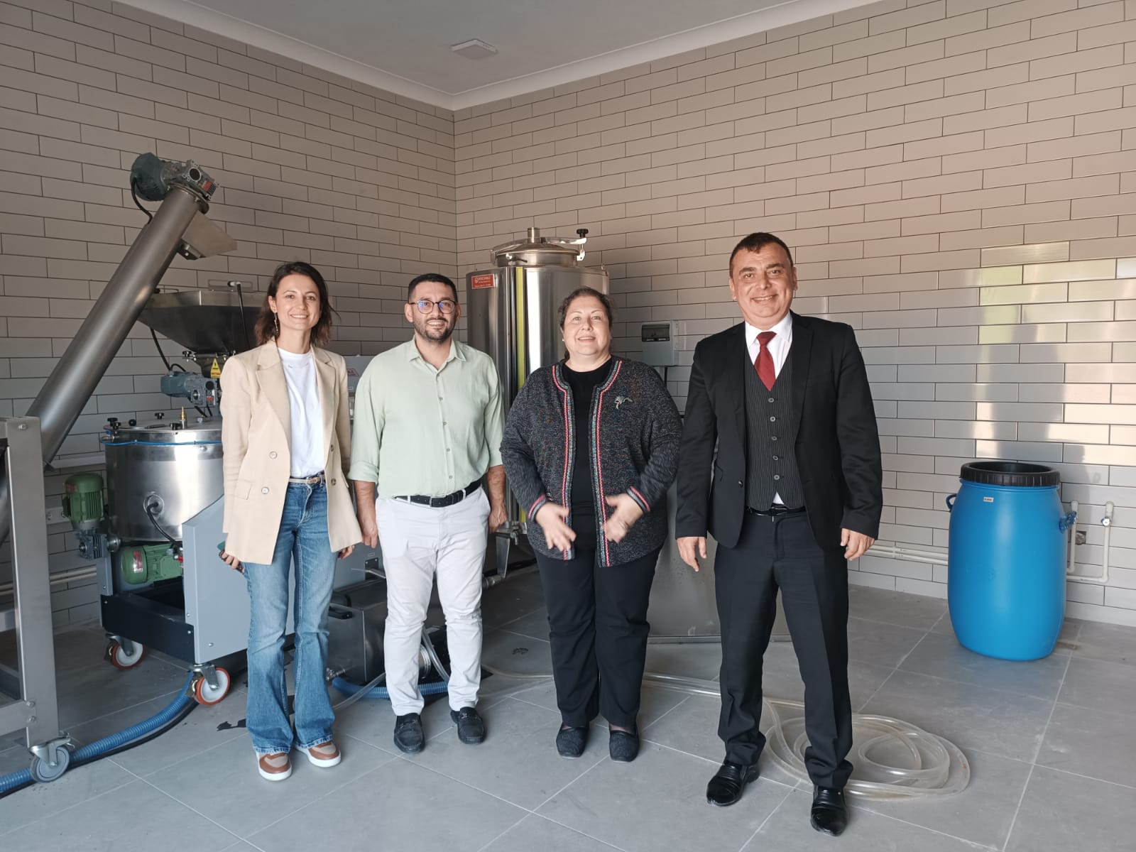 EÜ Çeşme Gastronomi Akademisinde sezonun ilk zeytinyağı üretildi