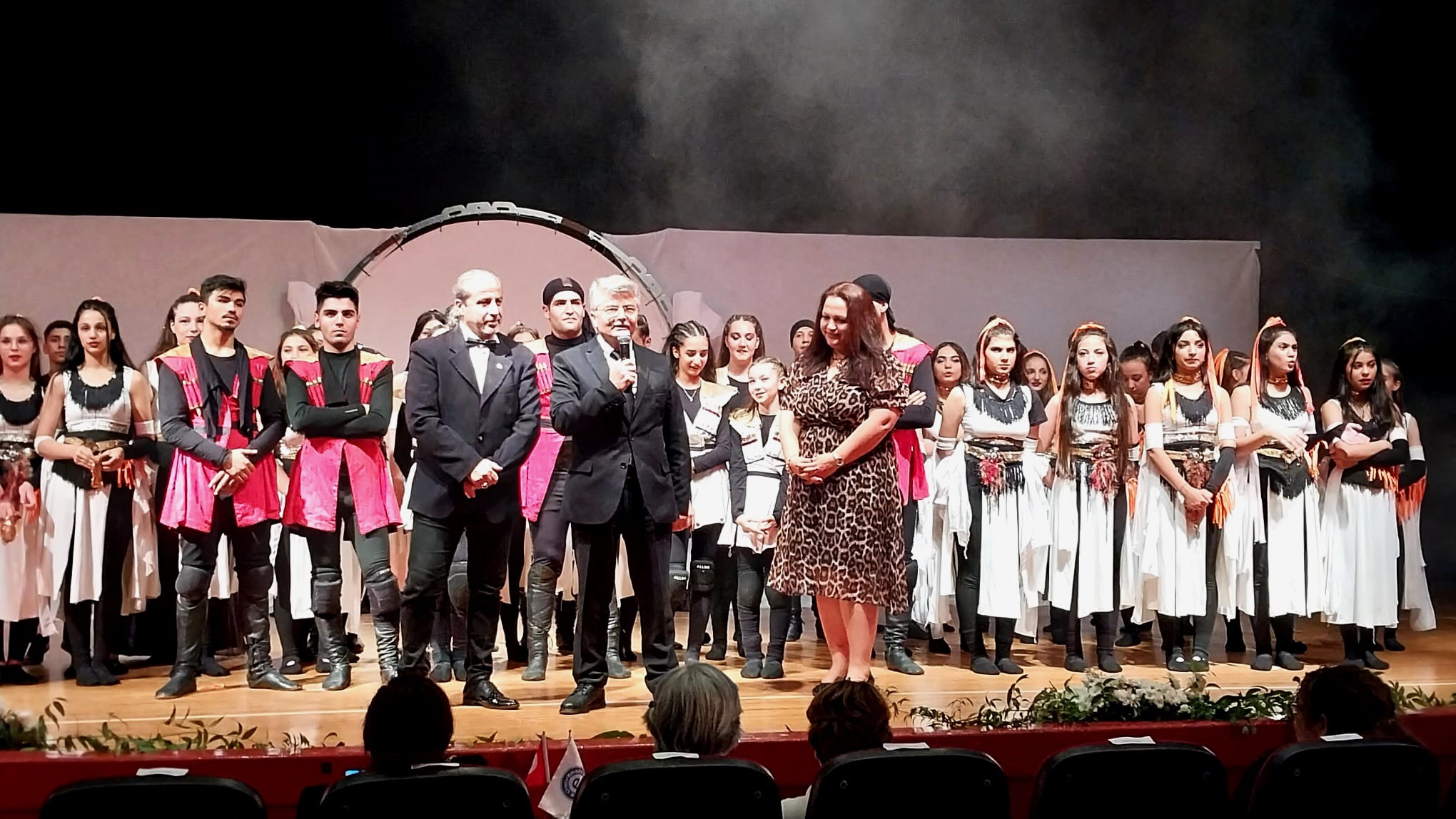 “Ottoman Dance Tiyatral Danslar Topluluğu Sos Pro Grubu” izleyicileri büyüledi