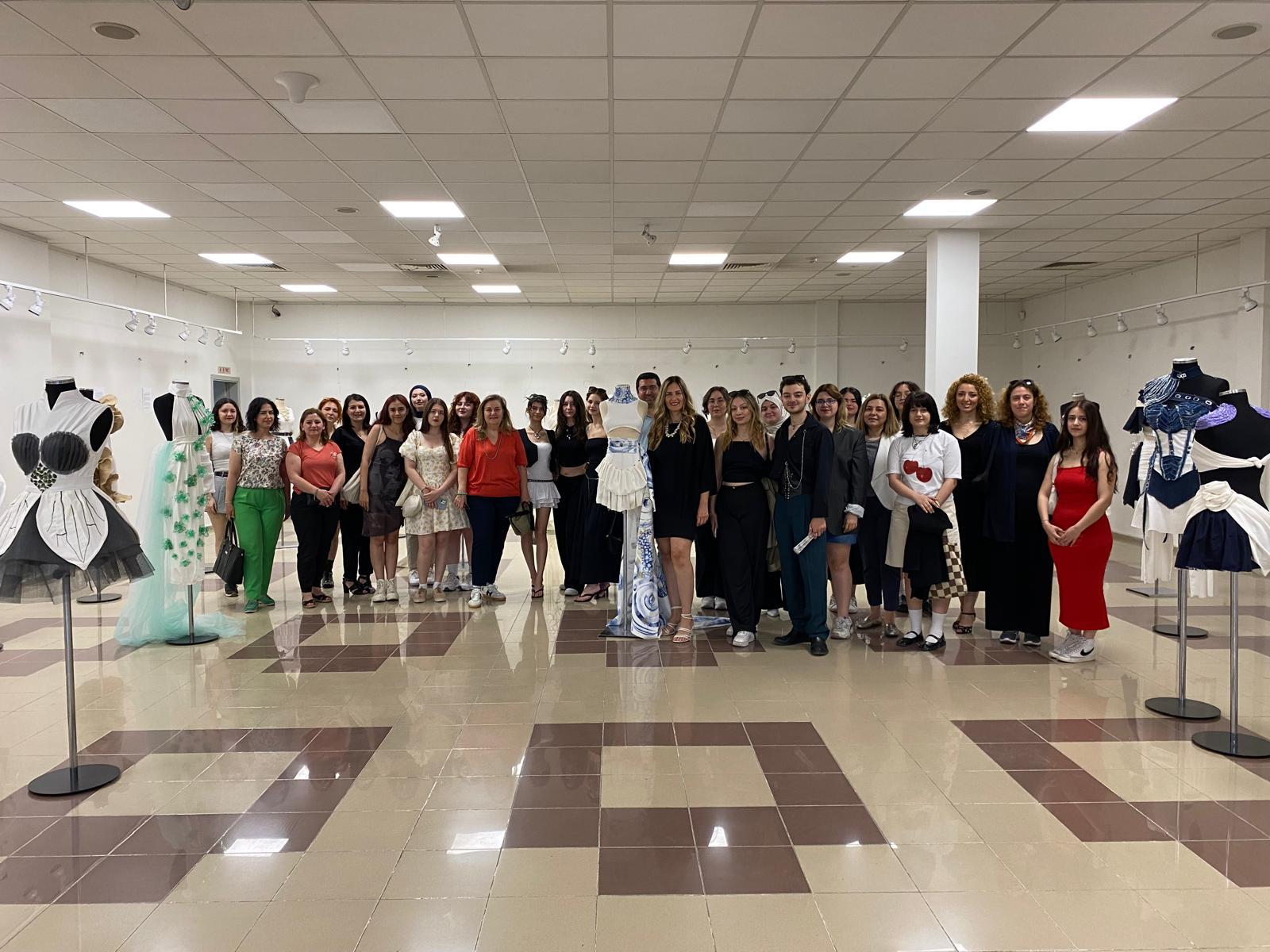 “Atık Estetiği: Sürdürülebilir Dokunuşlar Öğrenci Çalışmaları Drapaj Sergisi”