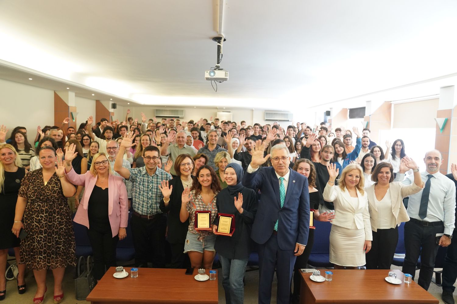 EÜ Eczacılık Fakültesi yeni öğrencilerini bekliyor
