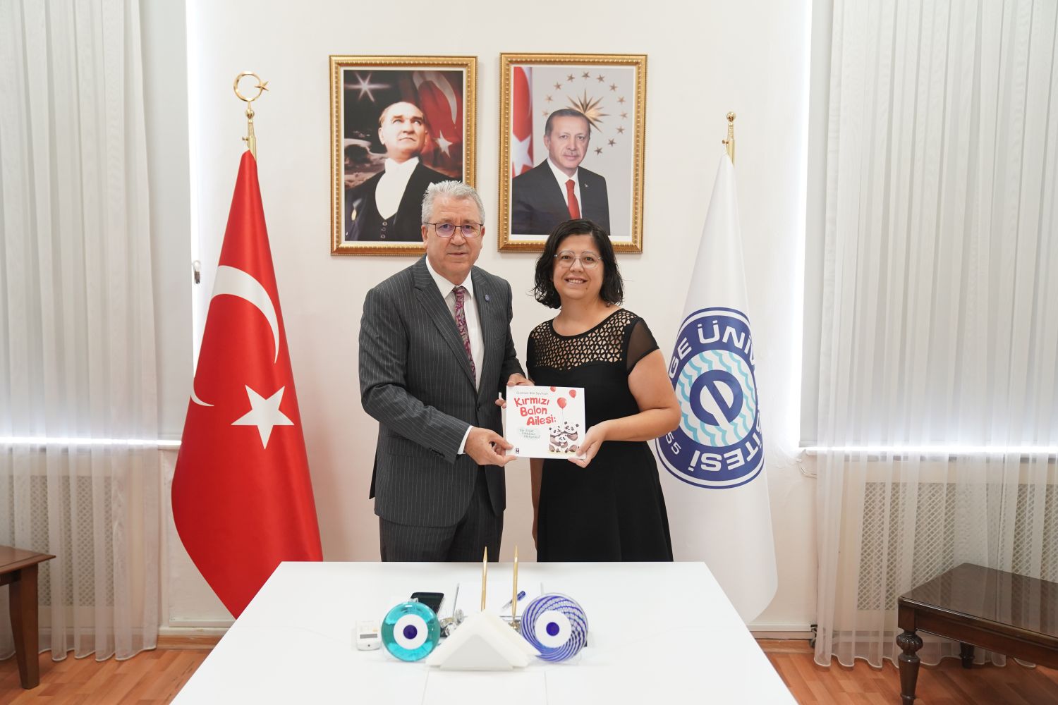 Egeli bilim insanı Dr. Gamze Bilir Seyhan’dan “Kırmızı Balon Ailesi: Bir Evlat Edinilme Hikâyesi” kitabı