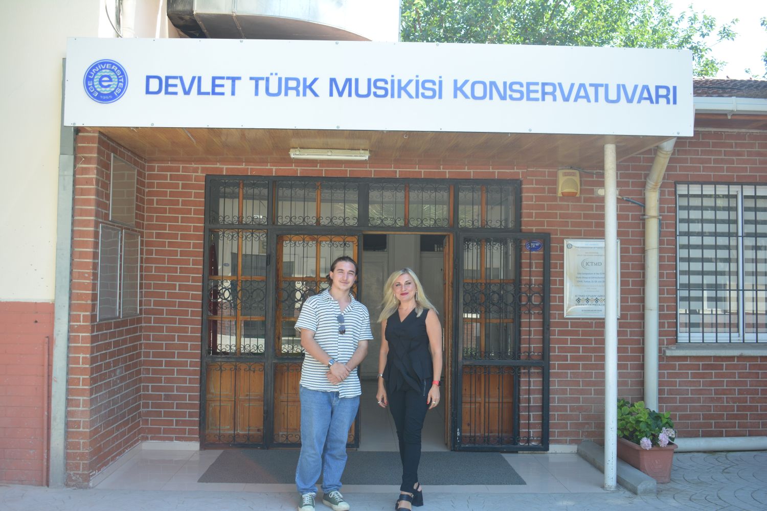 Ege Bölgesinin en büyük kayıt stüdyosu hem öğrencilere hem müzik sektörüne hizmet veriyor