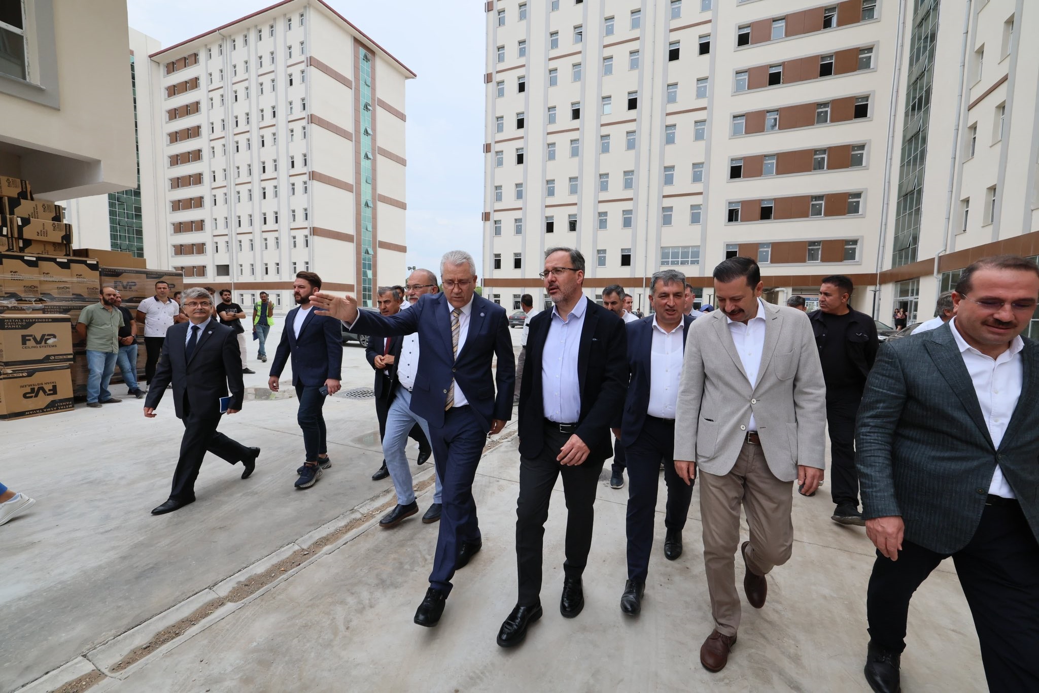 Rektör Prof. Dr. Budak ve  Dr. Kasapoğlu, EÜ kampüsündeki yurtlarda incelemelerde bulundular