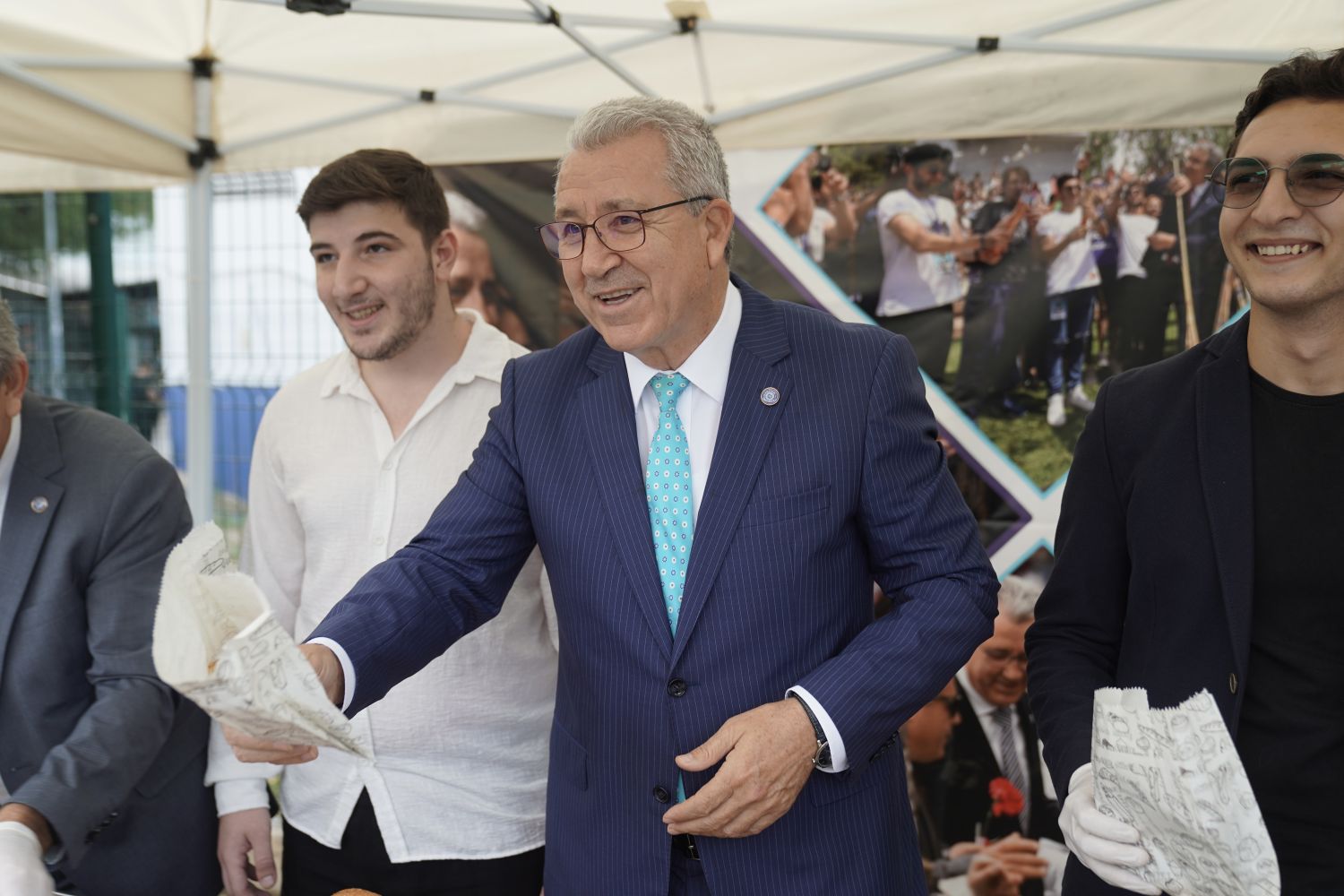 Rektör Prof. Dr. Budak, öğrencileri çay, gevrek ve boyozla karşıladı